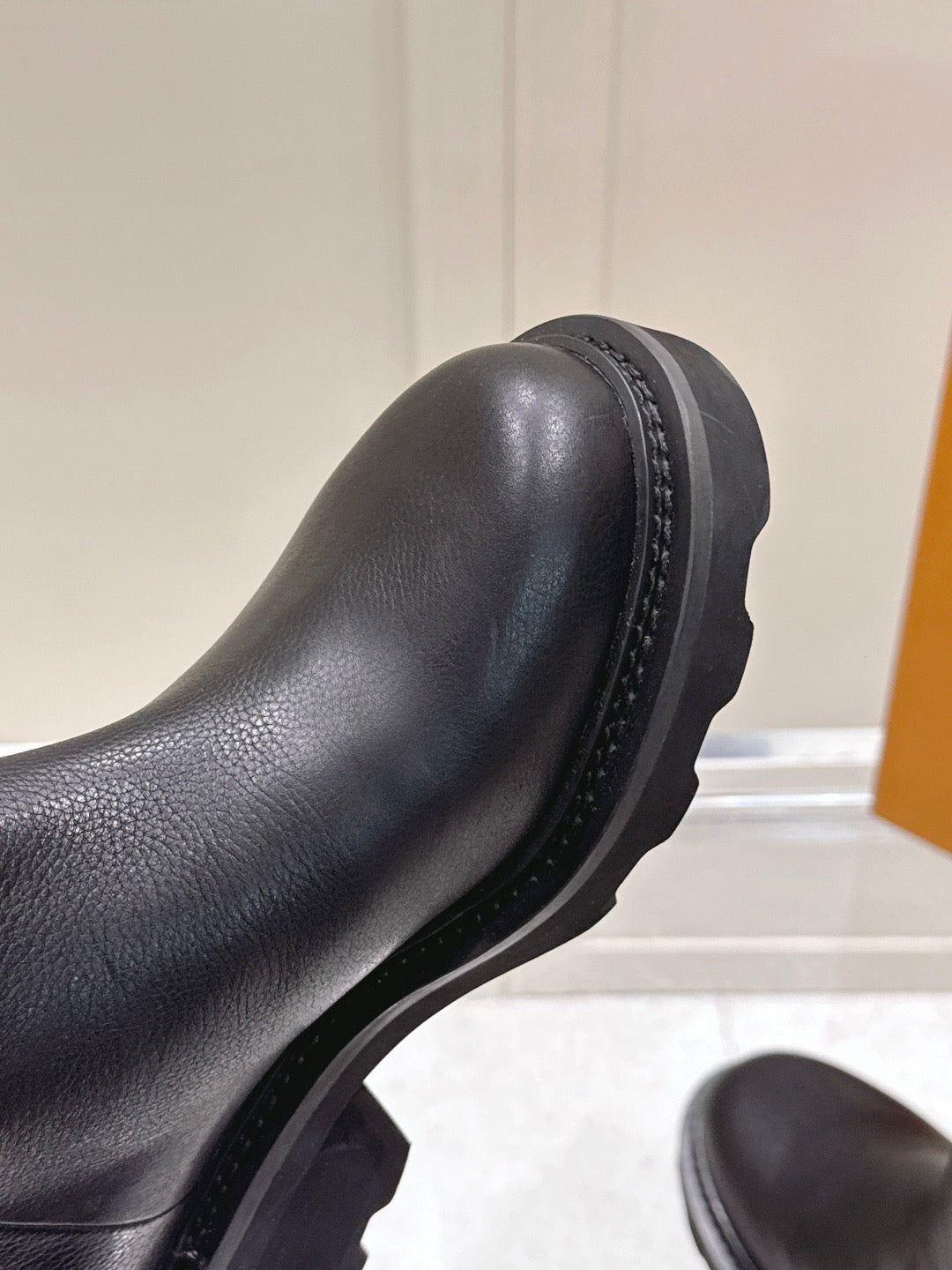 25 official autumn and winter new round head knight boots