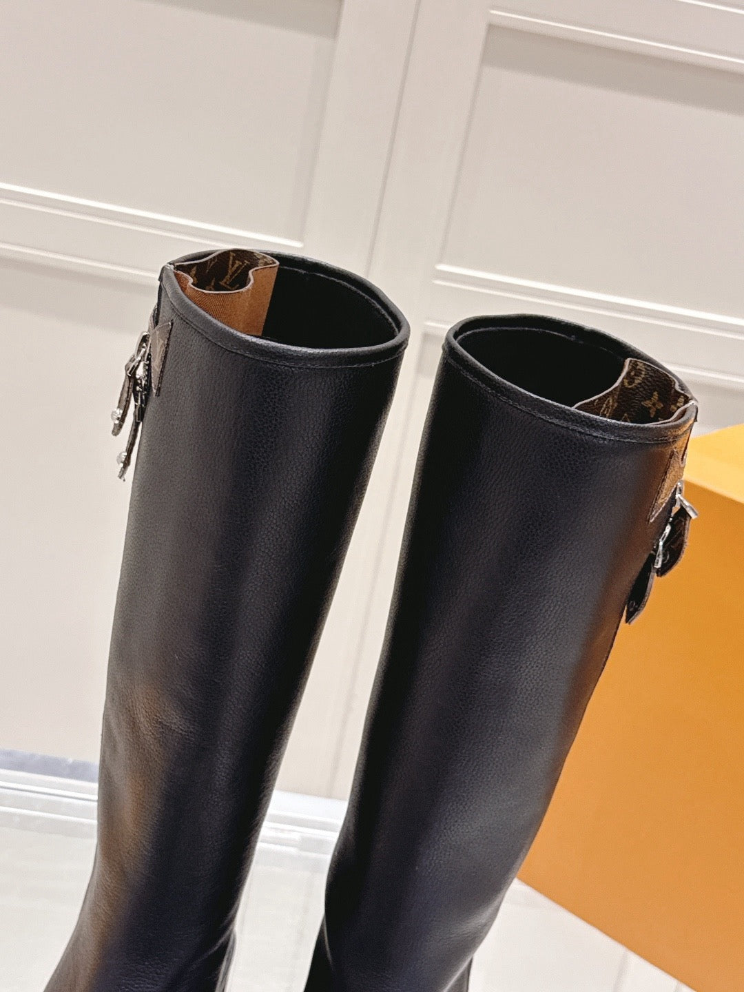 25 official autumn and winter new round head knight boots