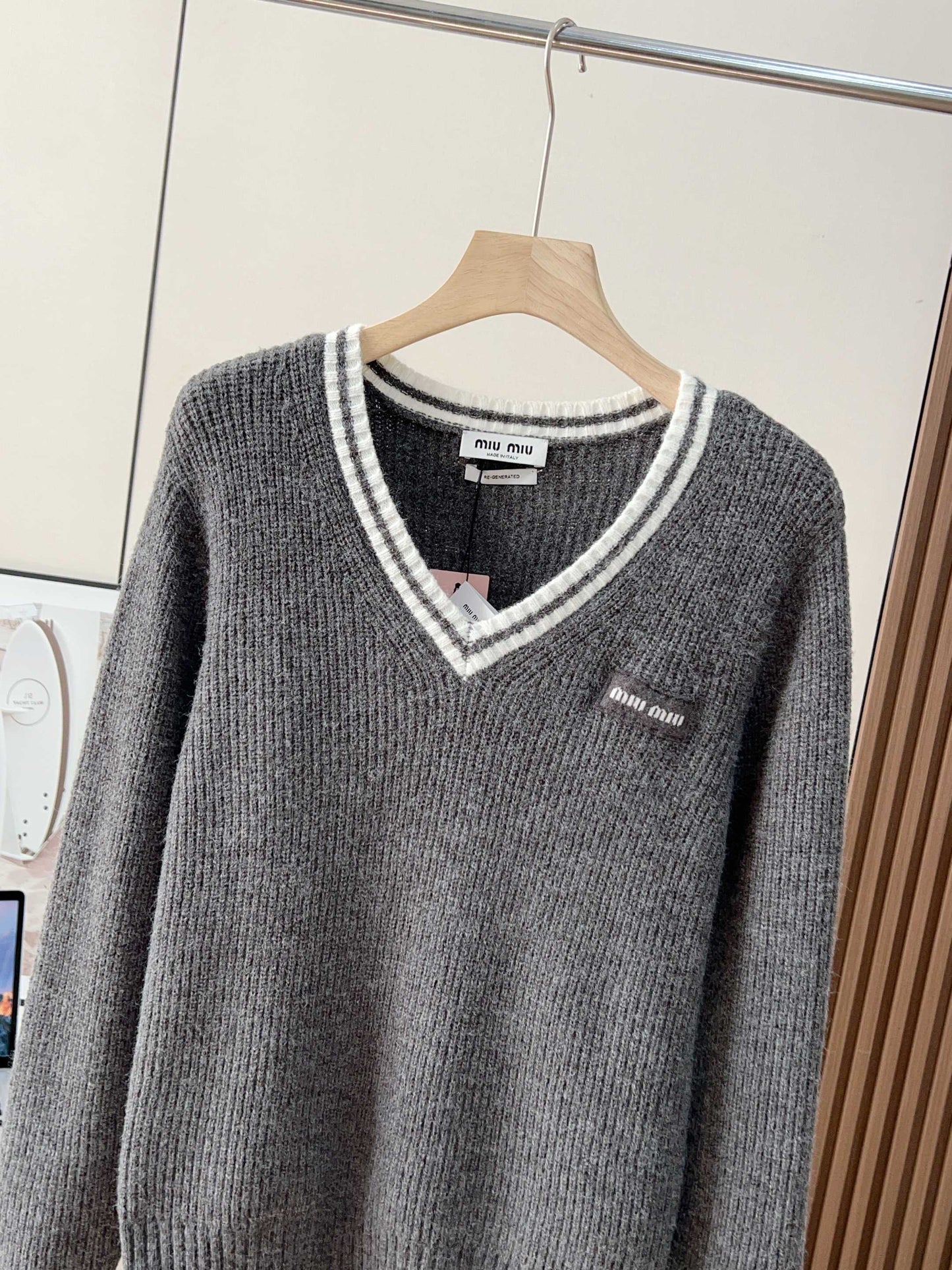 26SS latest V-neck sweater
