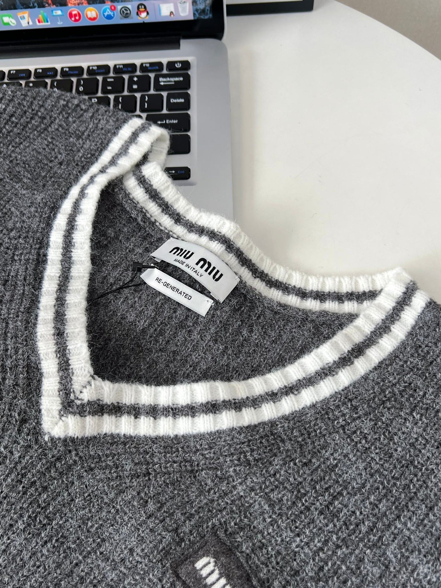26SS latest V-neck sweater