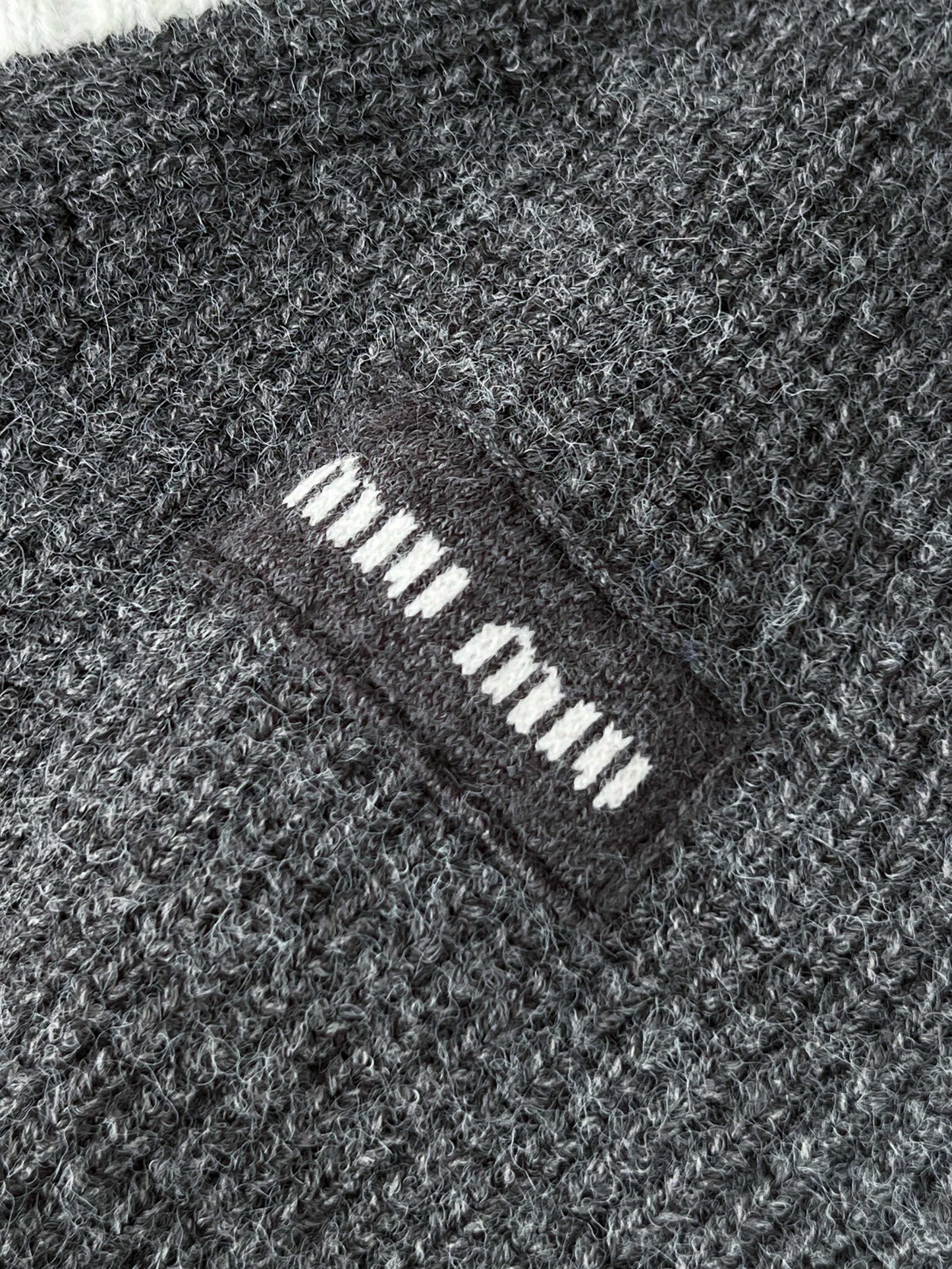 26SS latest V-neck sweater