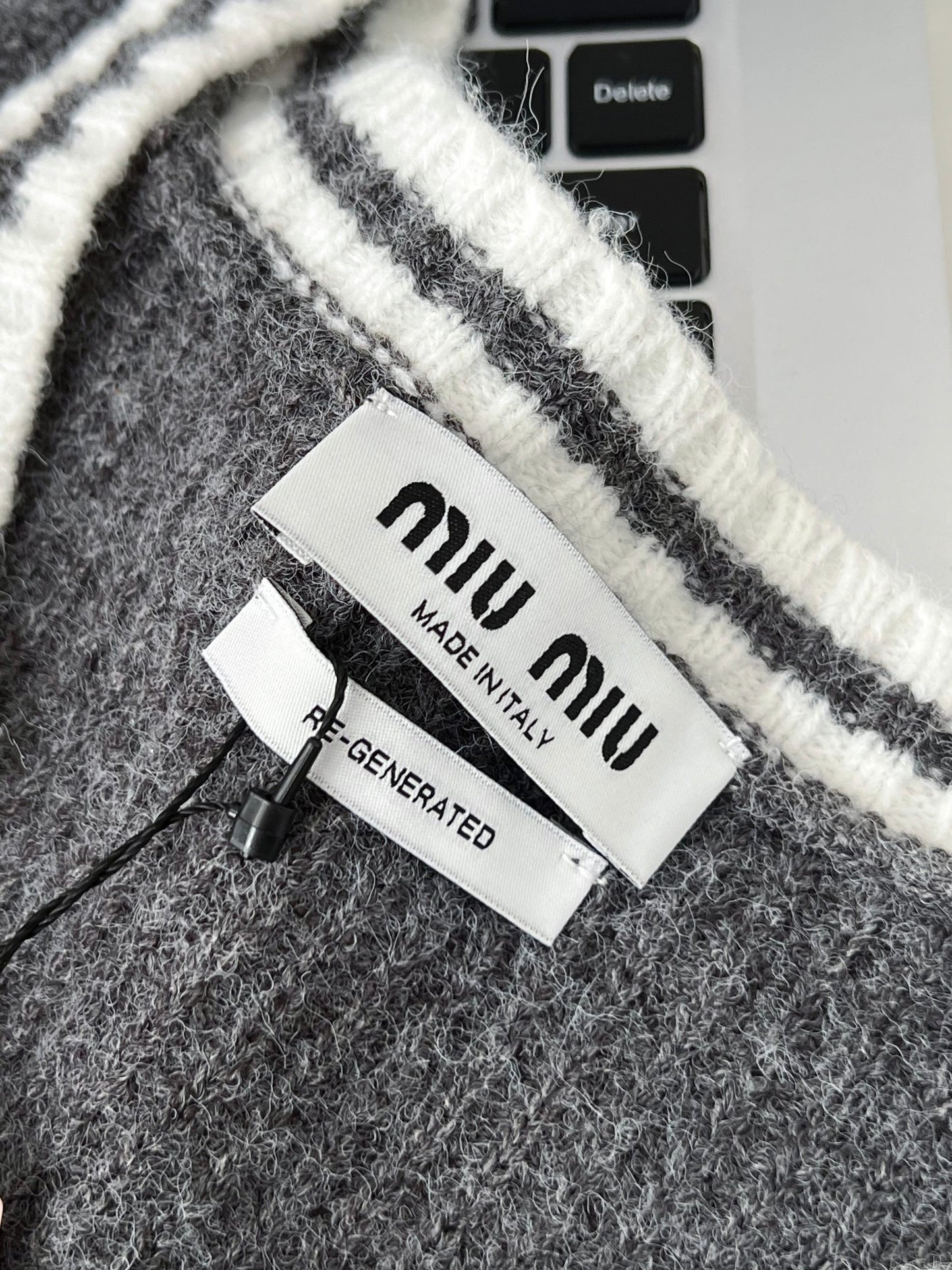 26SS latest V-neck sweater