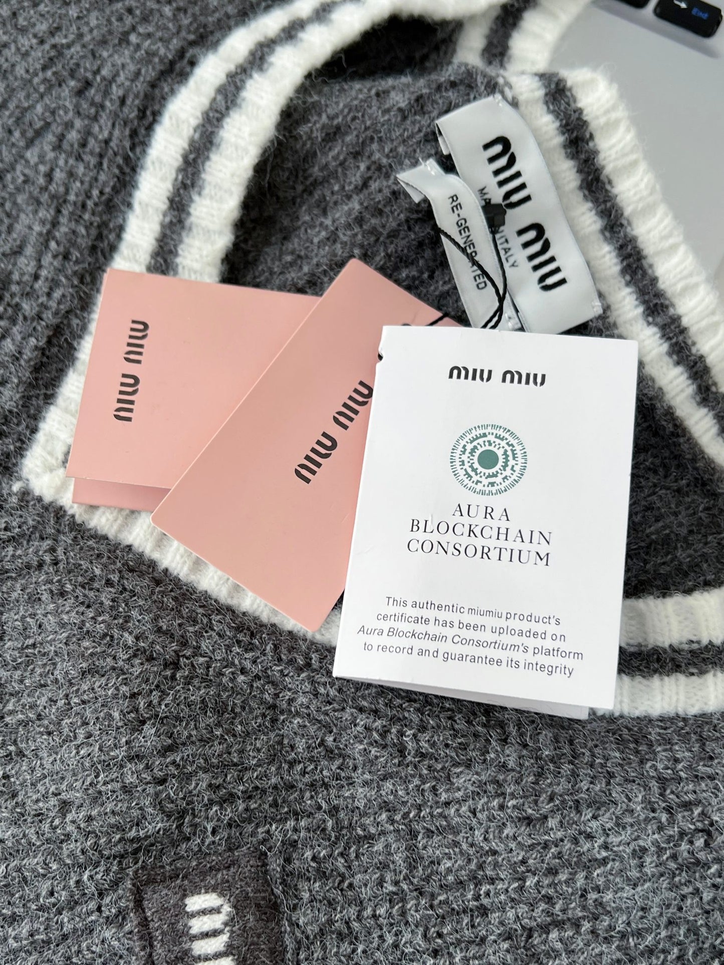 26SS latest V-neck sweater