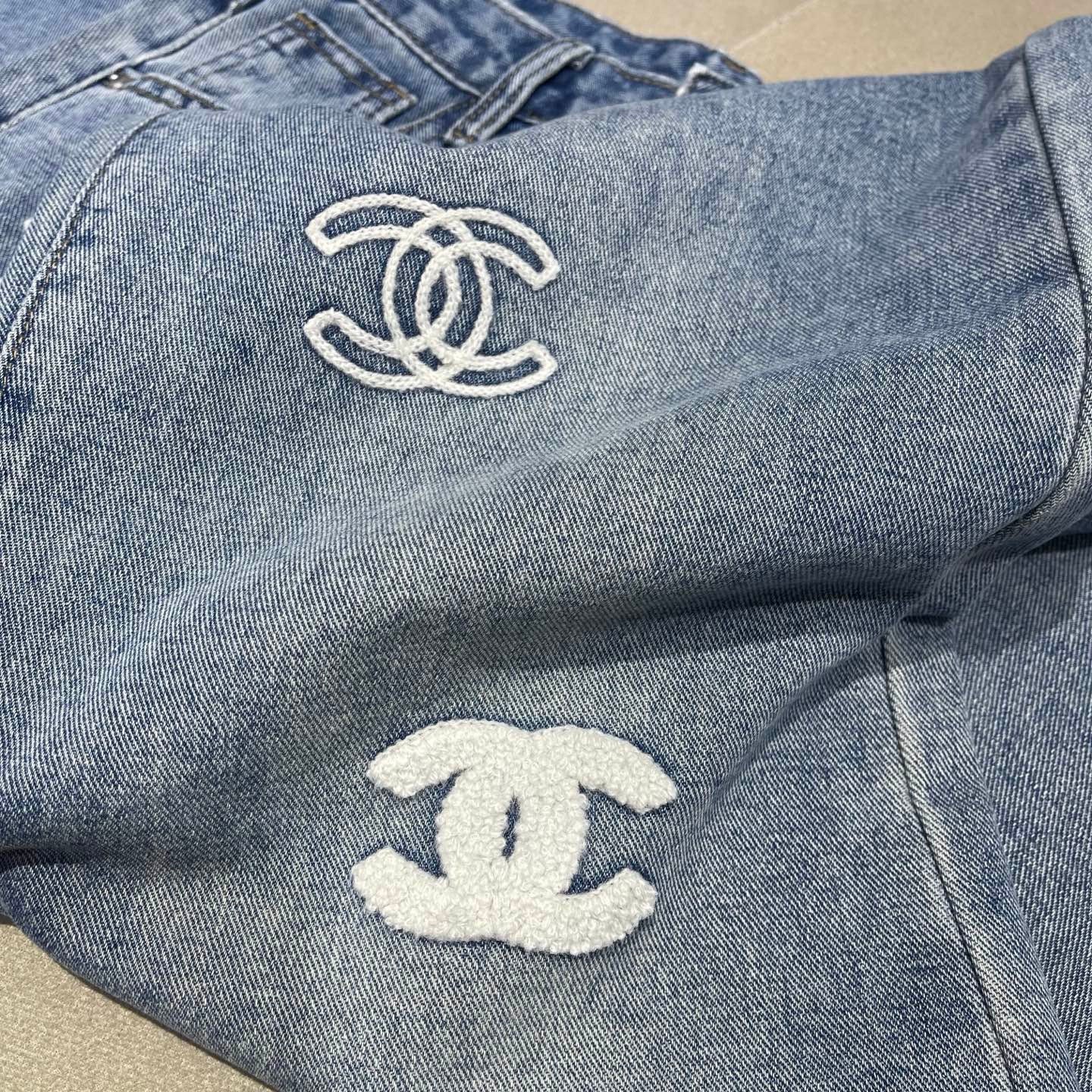 🔥HEISS🔥Jeans mit kleiner Logo-Stickerei