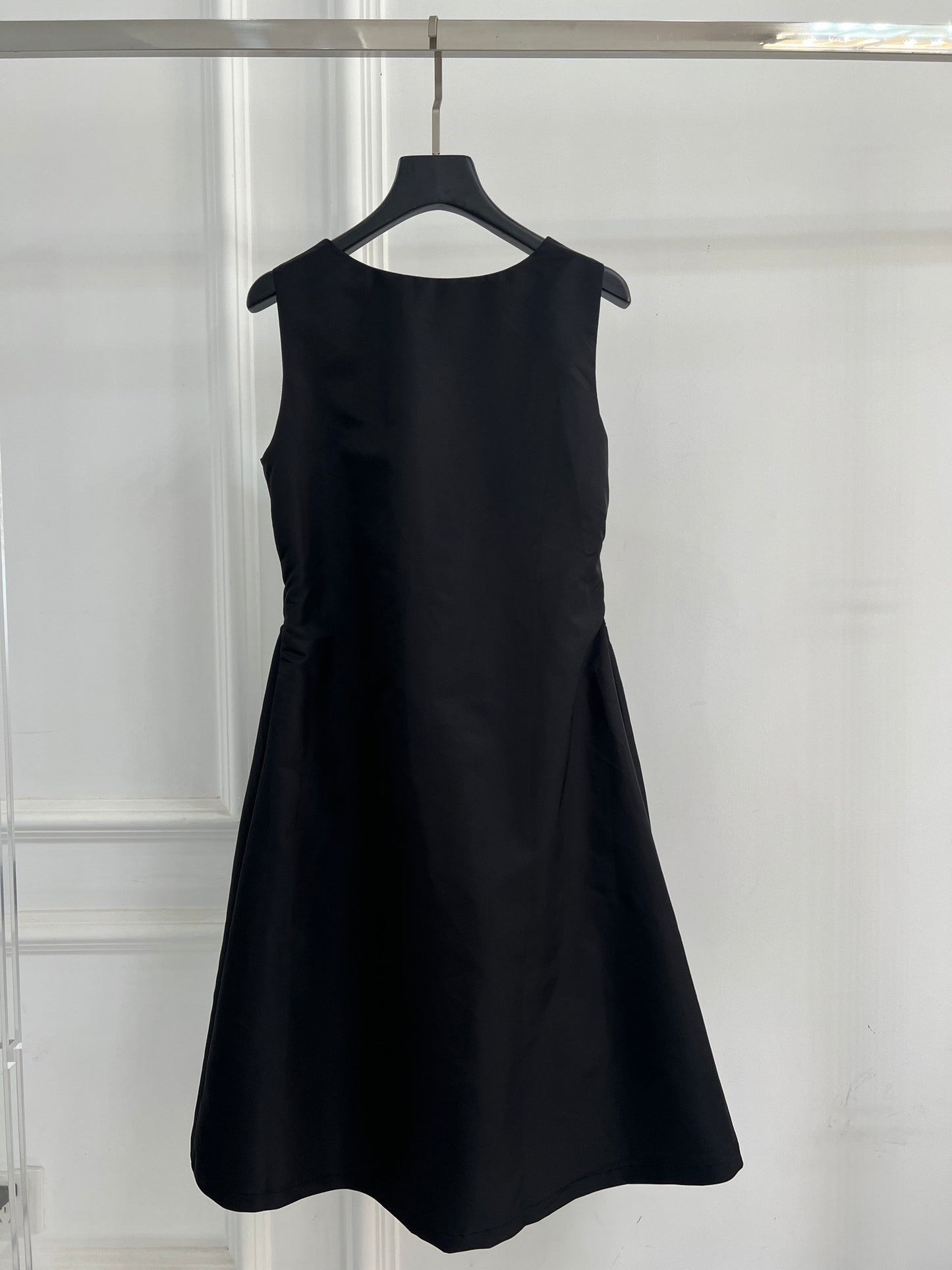 Sleeveless waist dress