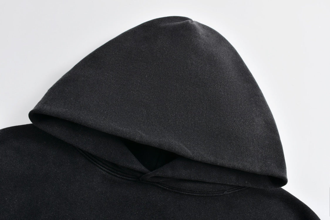 Kapuzenpullover mit Stickbuchstaben und Waschung