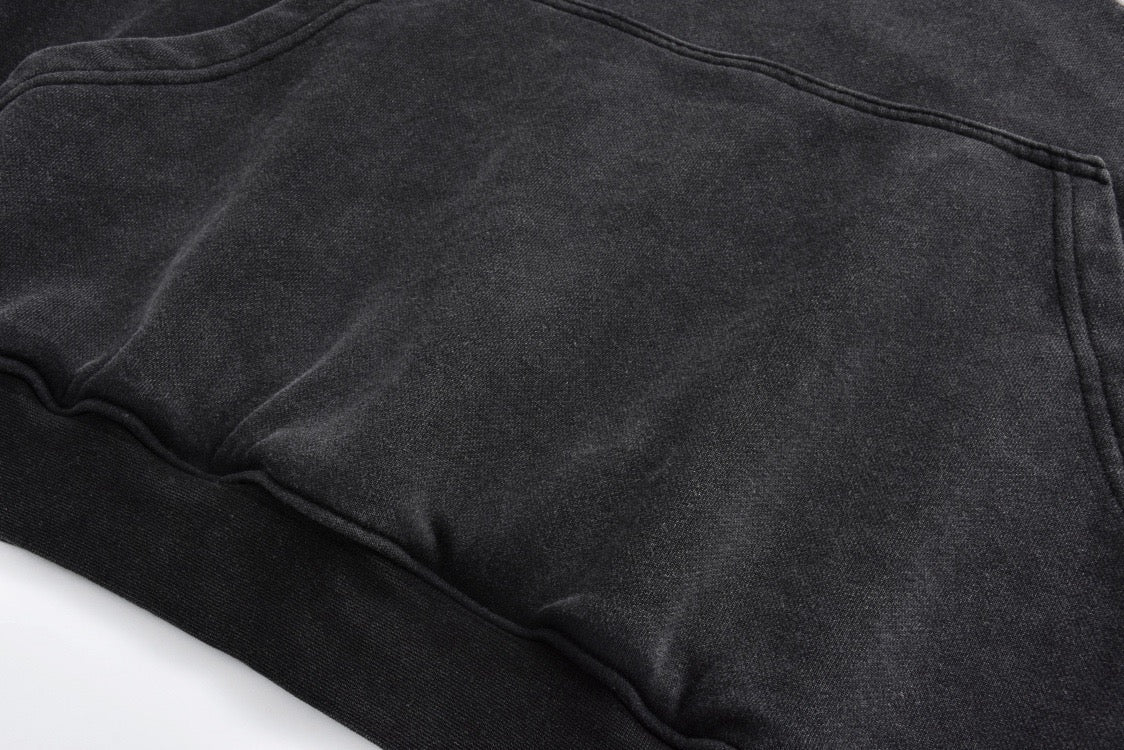 Kapuzenpullover mit Stickbuchstaben und Waschung