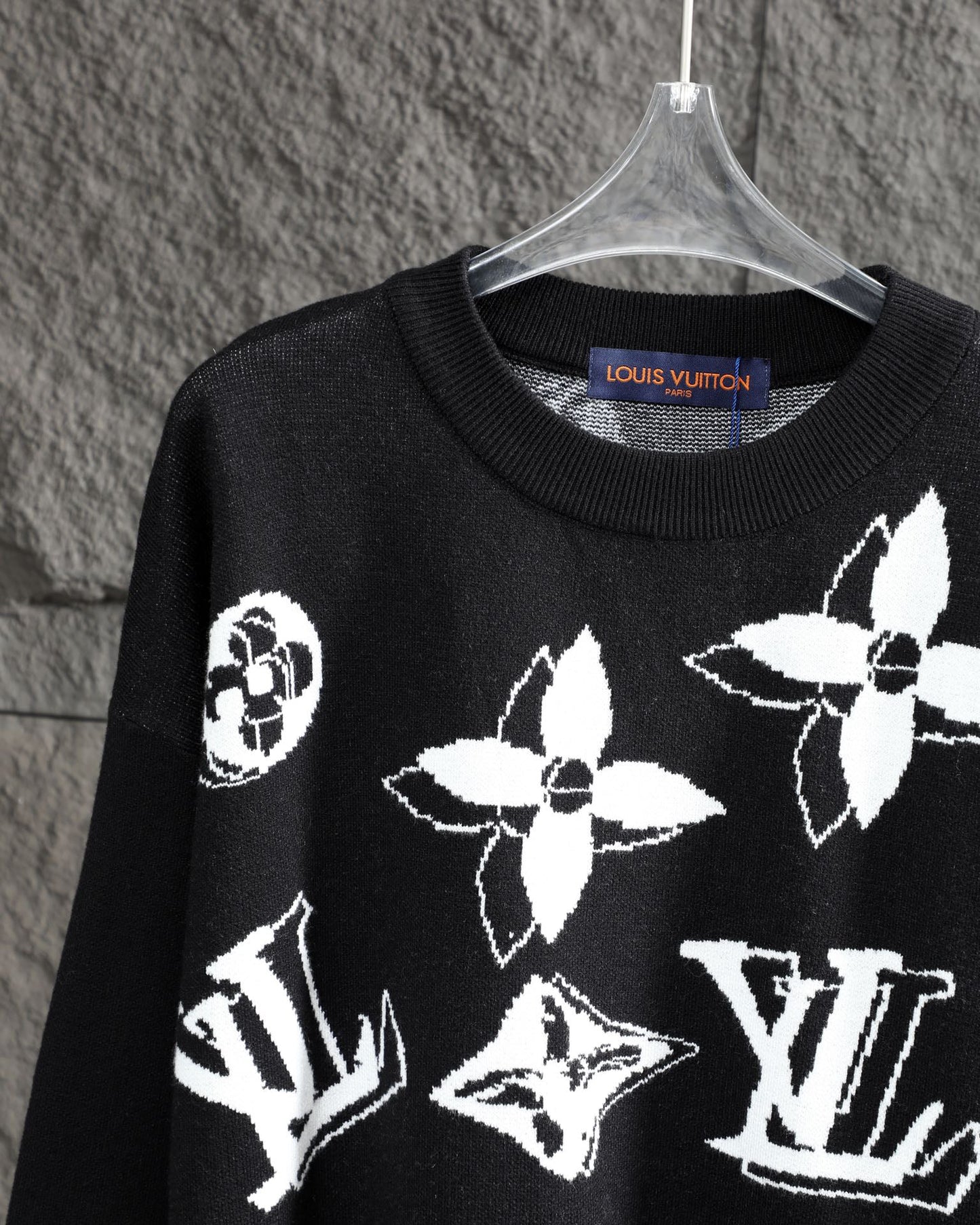 Suéter informal de cuello redondo con diseño jacquard integral.