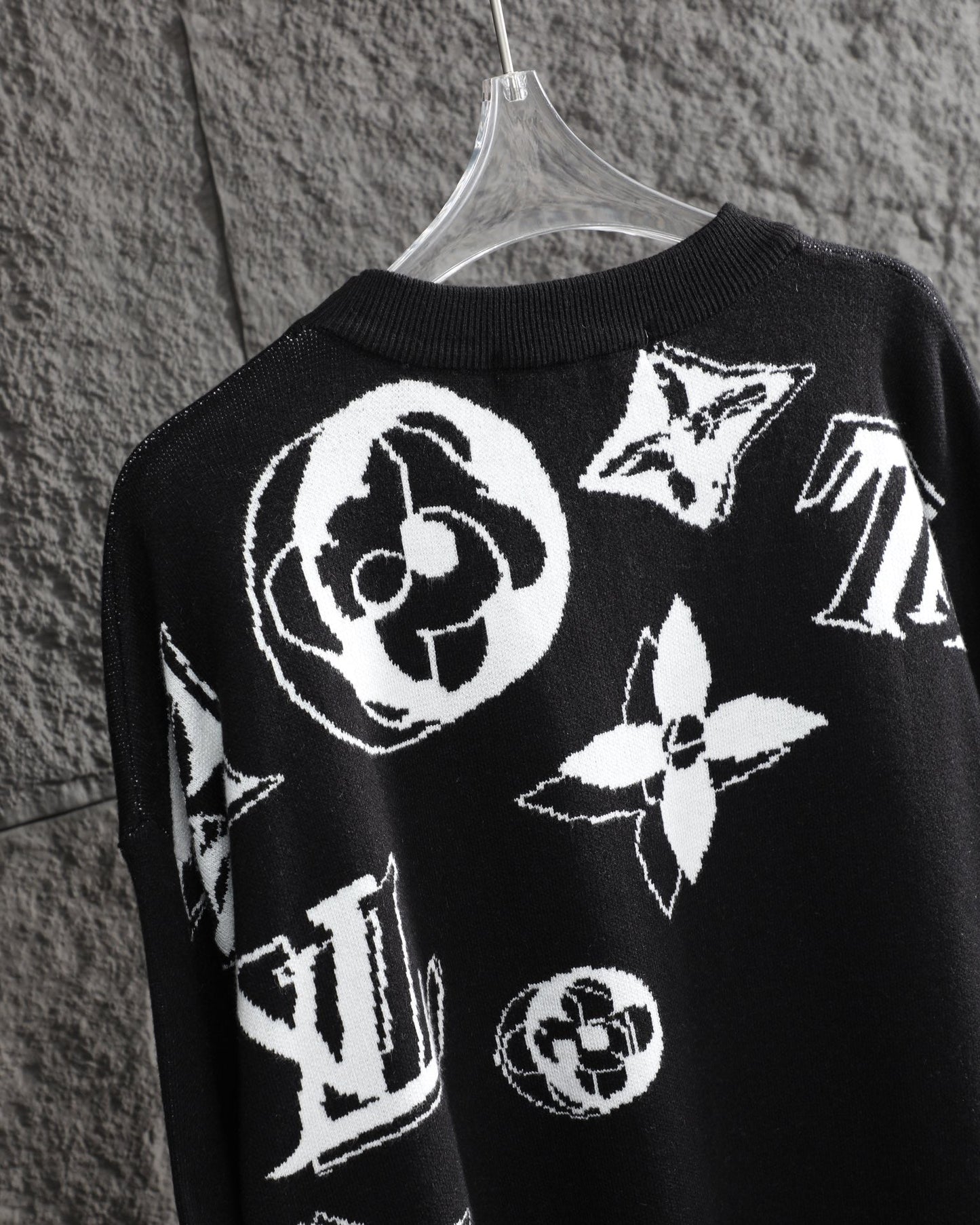 Suéter informal de cuello redondo con diseño jacquard integral.