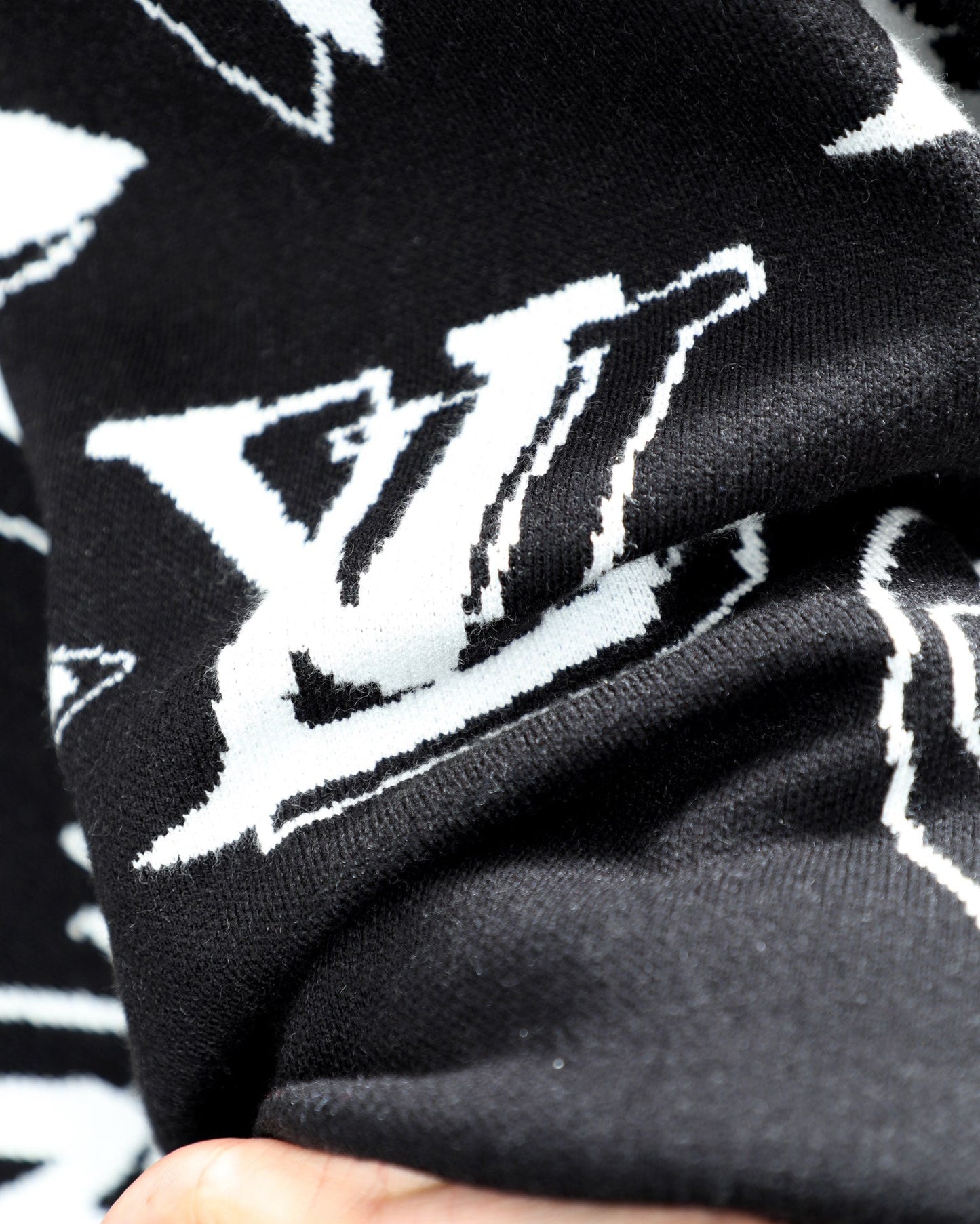 Suéter informal de cuello redondo con diseño jacquard integral.