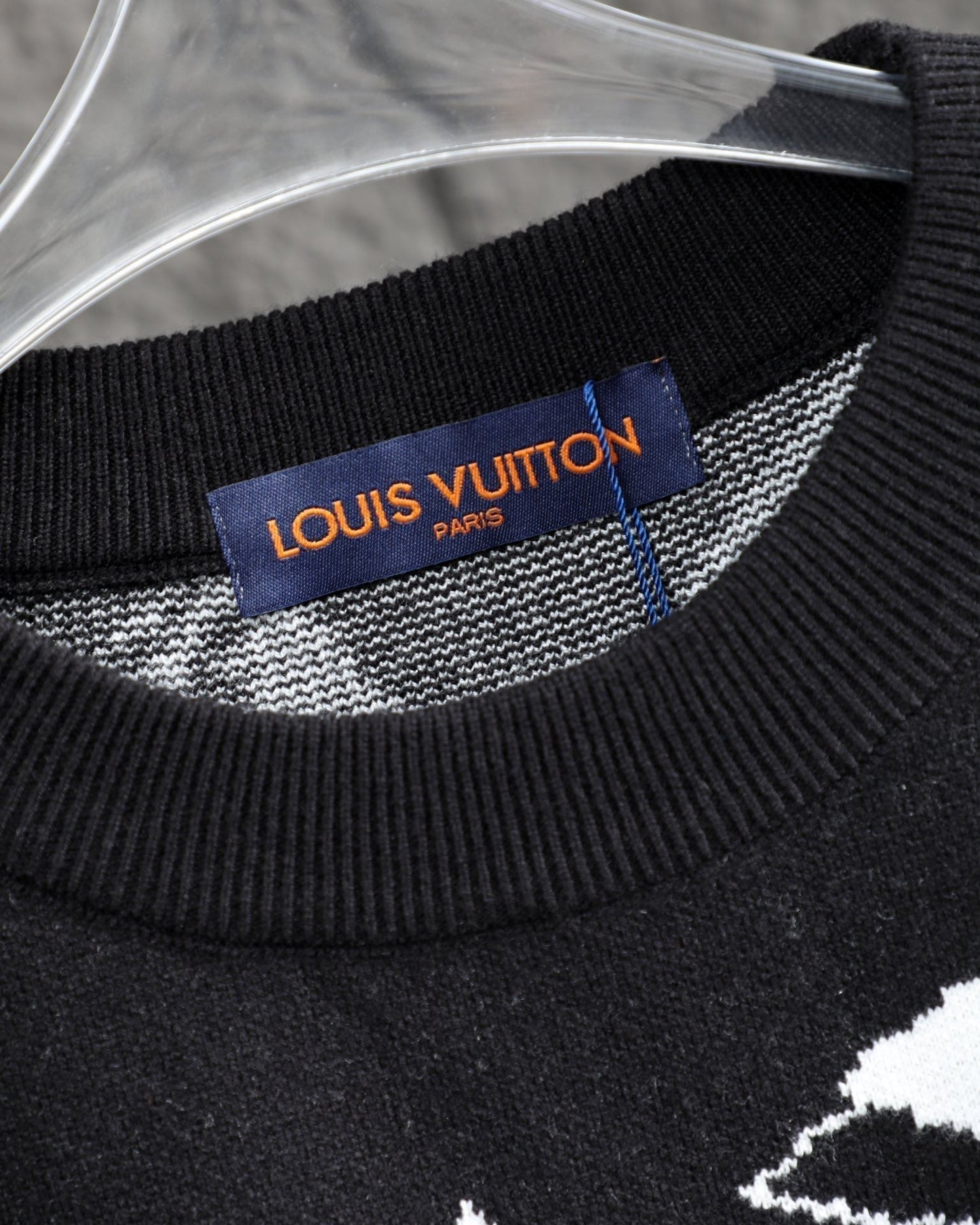 Suéter informal de cuello redondo con diseño jacquard integral.