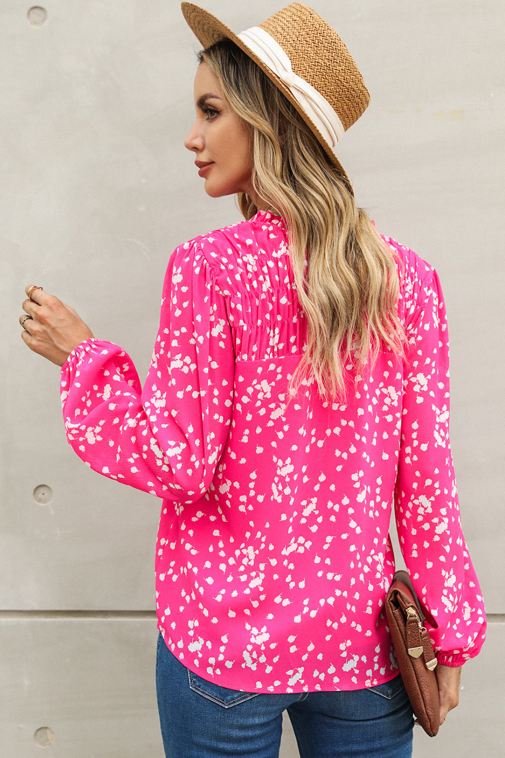 Blusa rosa con cuello en V