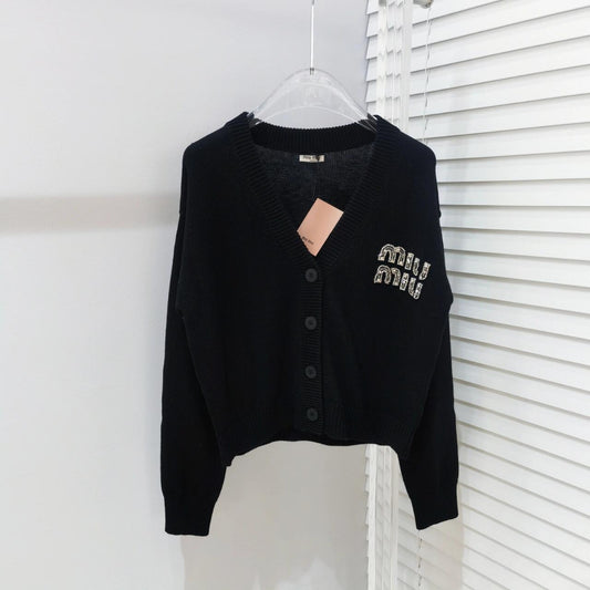 Strickjacke mit Strass-Logo