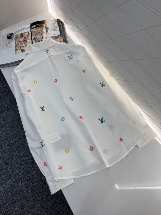 Camisa bordada con logotipo colorido
