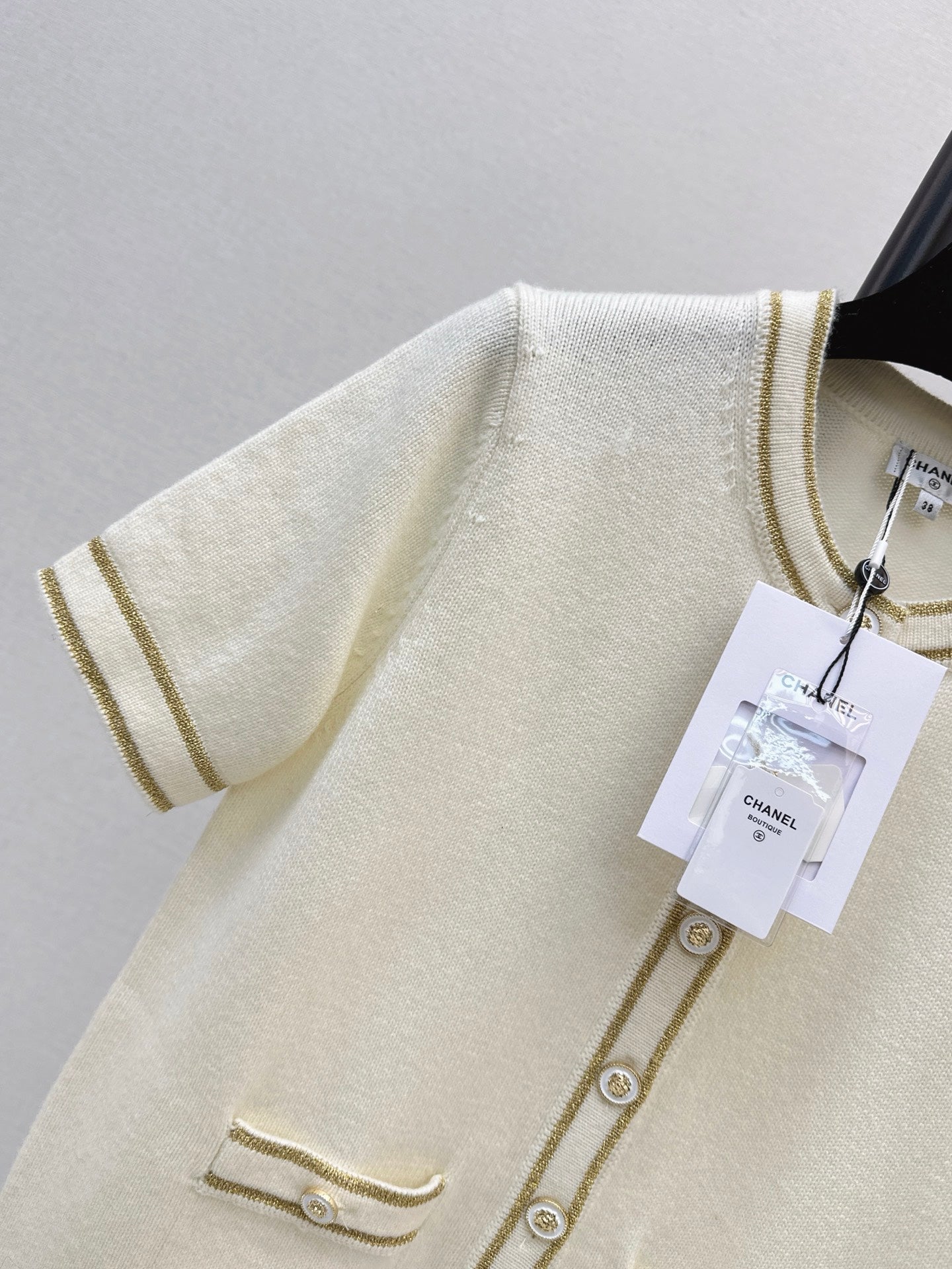 25 early autumn new round neck lion head three-dimensional intarsia metal buckle gold stripe short-sleeved cardigan