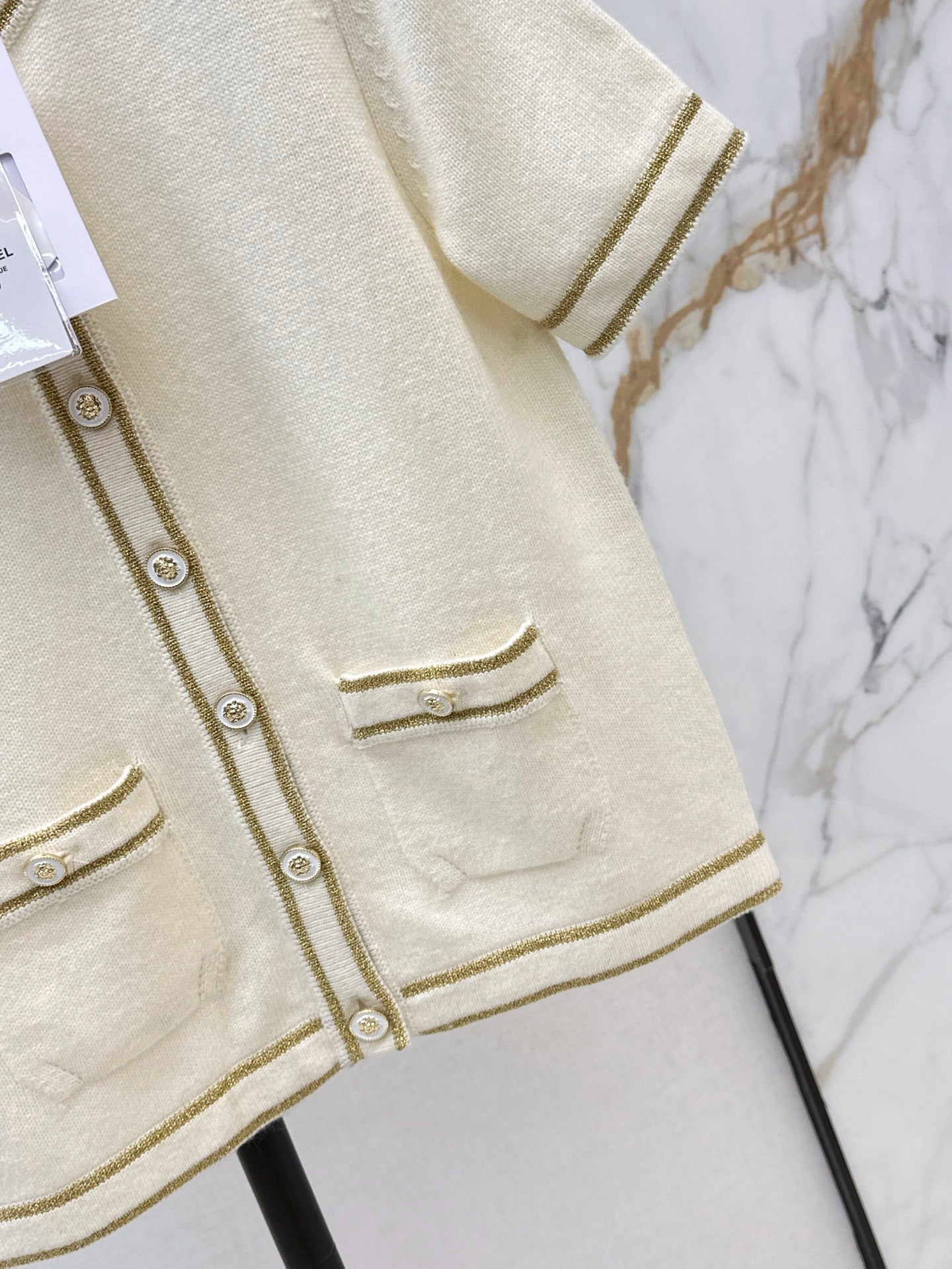 25 early autumn new round neck lion head three-dimensional intarsia metal buckle gold stripe short-sleeved cardigan