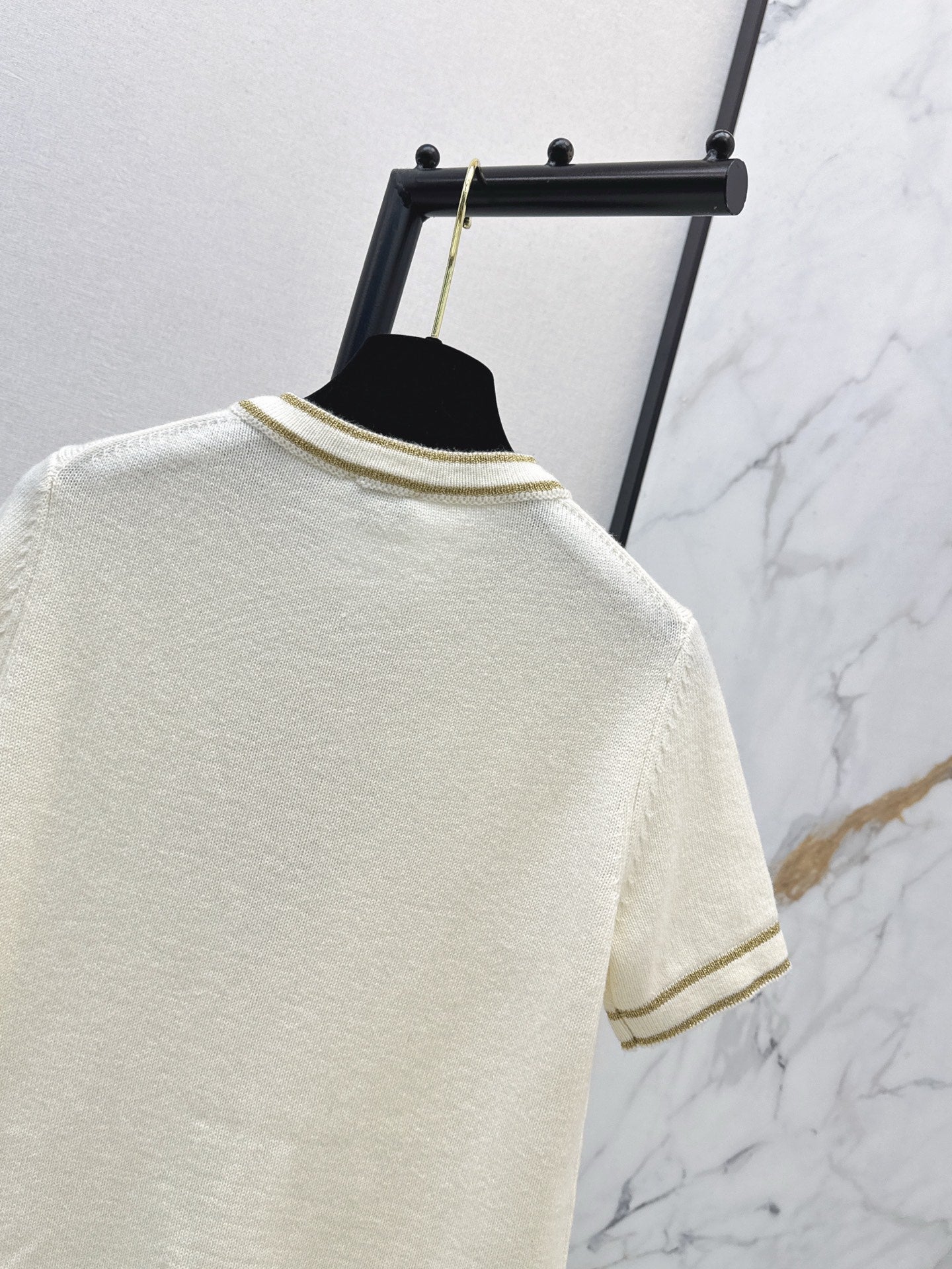 25 early autumn new round neck lion head three-dimensional intarsia metal buckle gold stripe short-sleeved cardigan