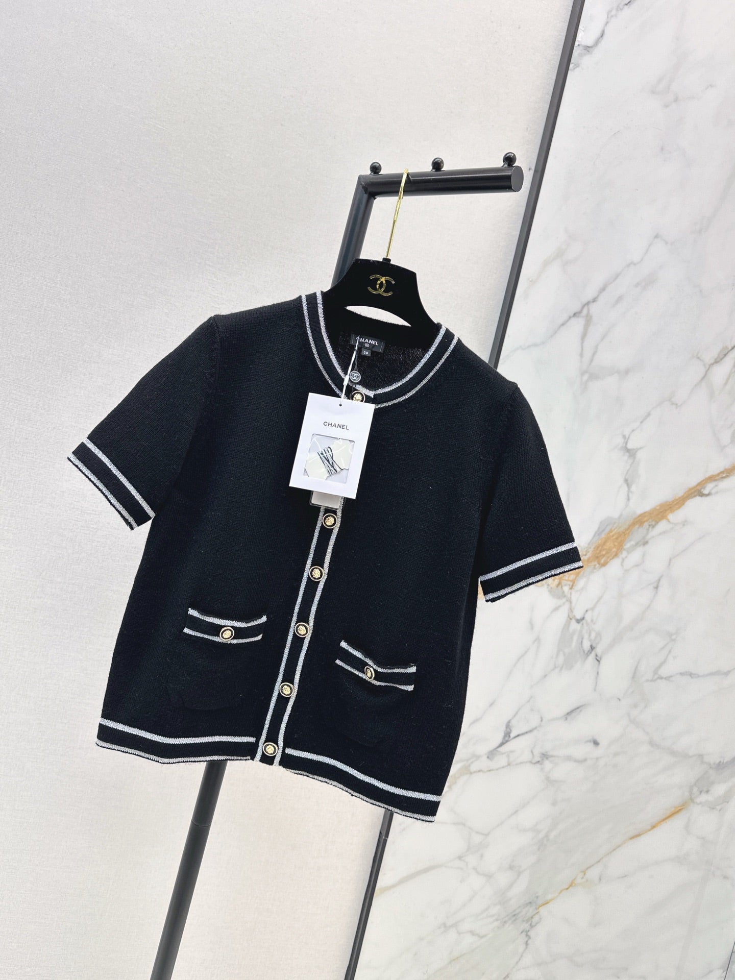 25 early autumn new round neck lion head three-dimensional intarsia metal buckle gold stripe short-sleeved cardigan