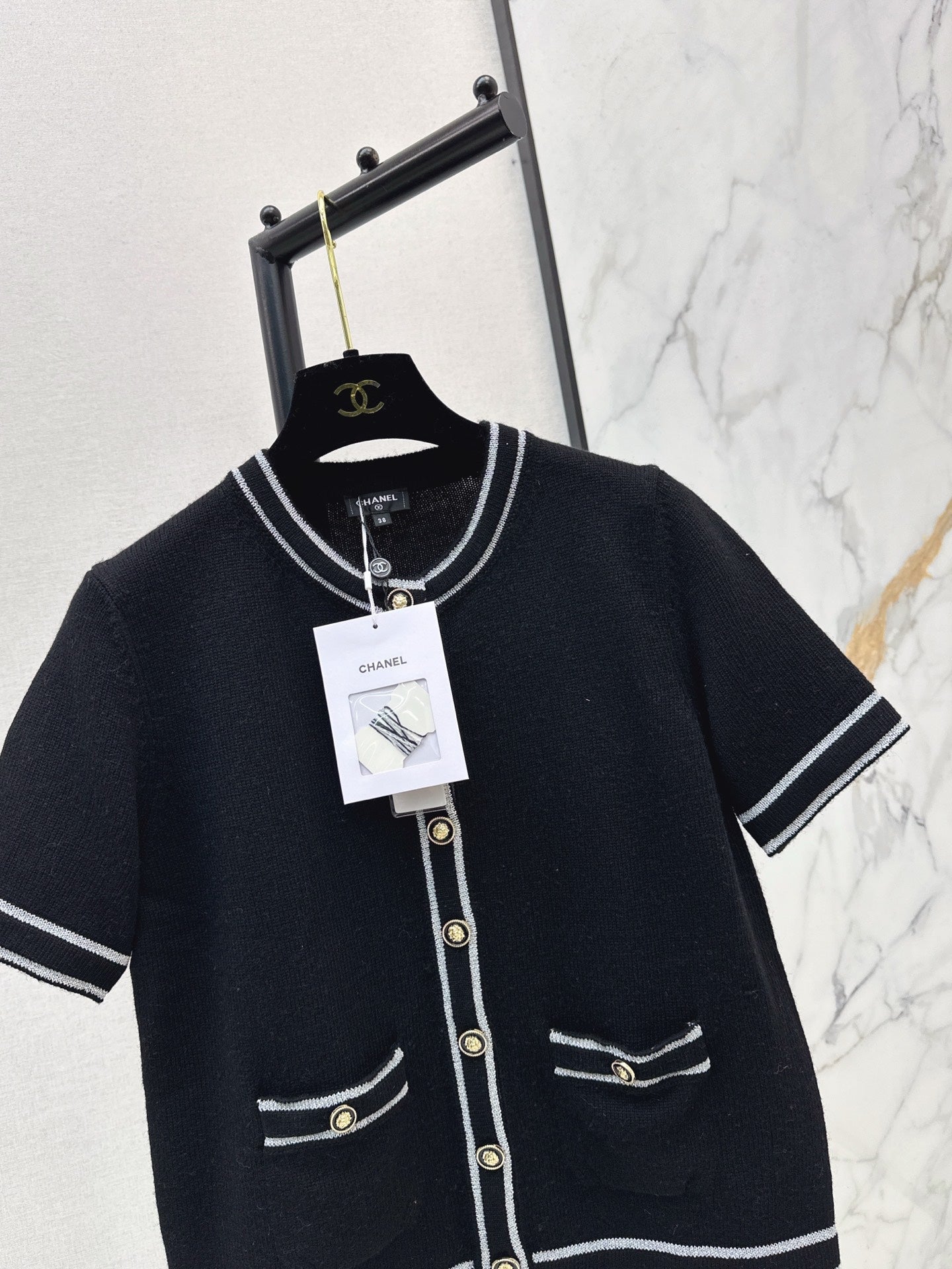 25 early autumn new round neck lion head three-dimensional intarsia metal buckle gold stripe short-sleeved cardigan