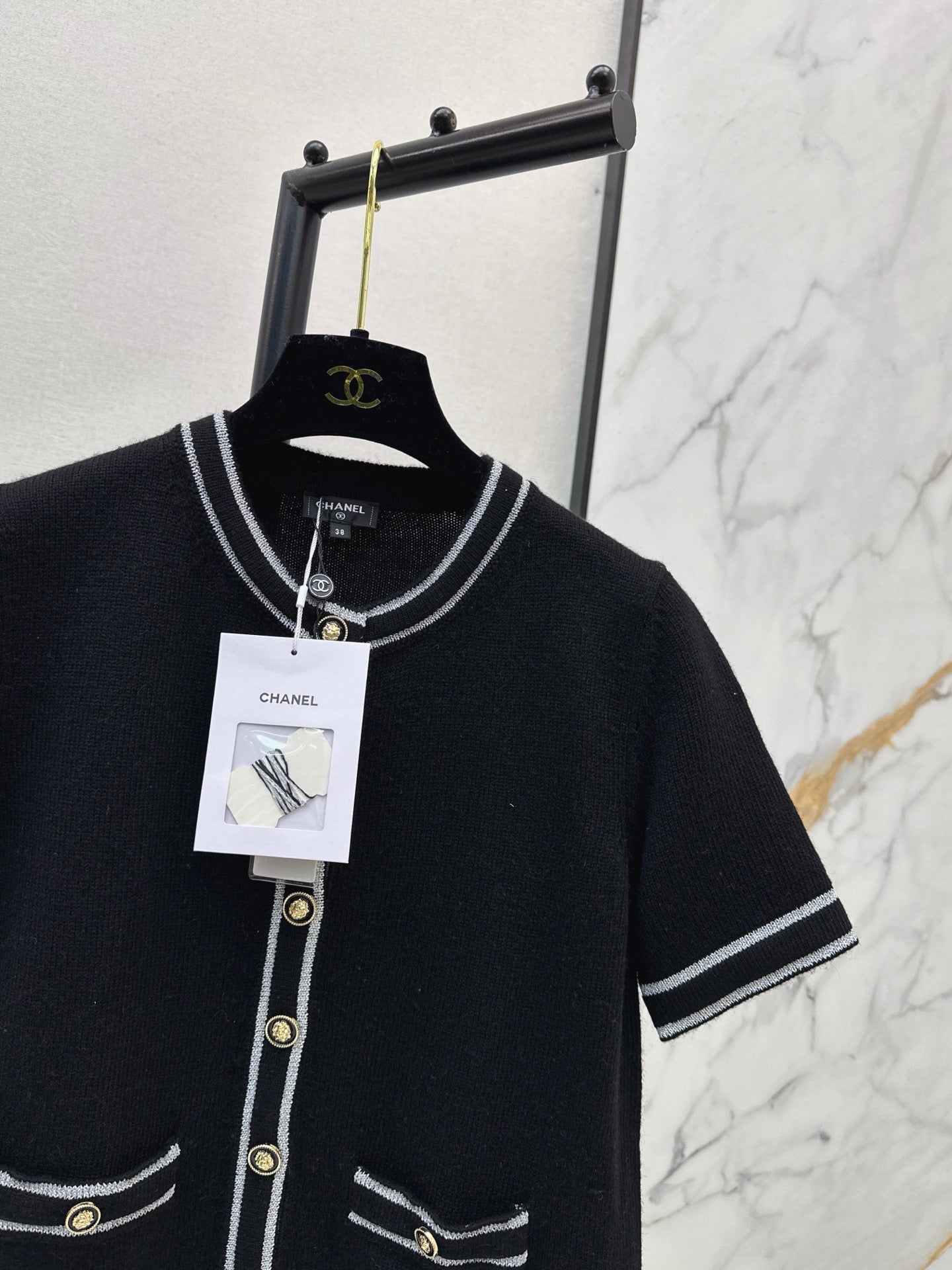 25 early autumn new round neck lion head three-dimensional intarsia metal buckle gold stripe short-sleeved cardigan