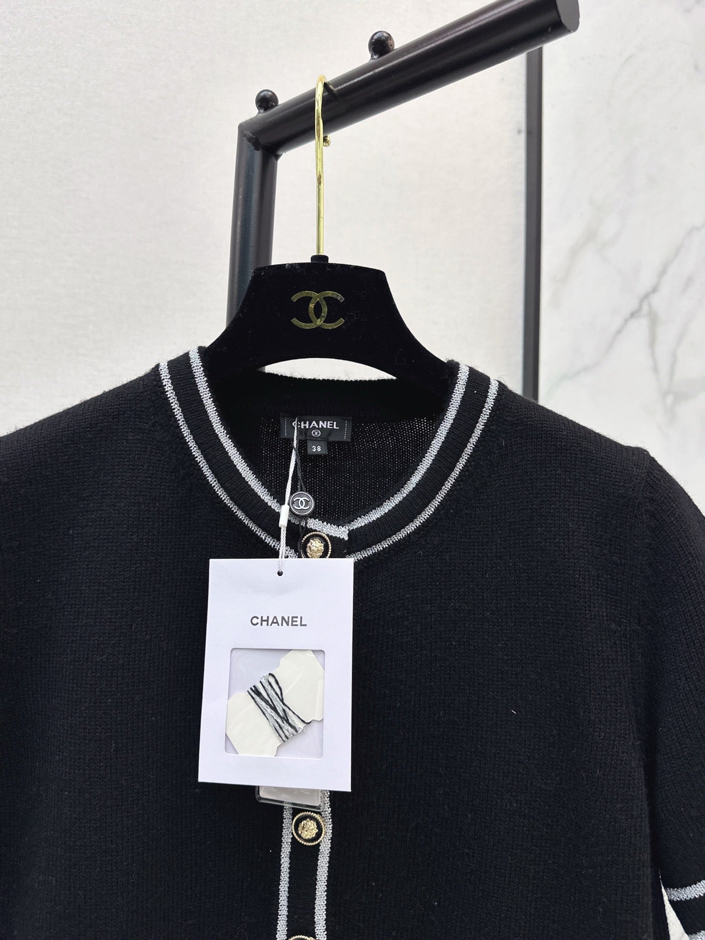 25 early autumn new round neck lion head three-dimensional intarsia metal buckle gold stripe short-sleeved cardigan