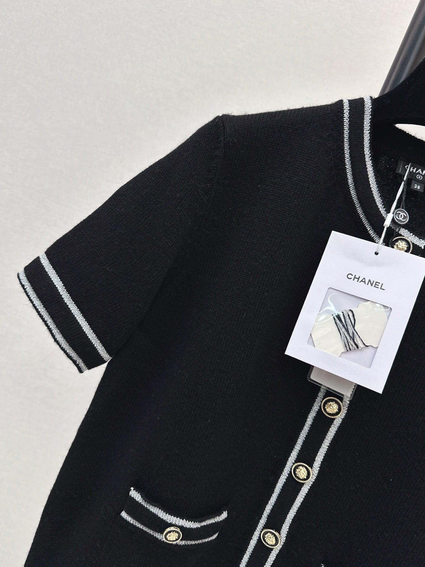 25 early autumn new round neck lion head three-dimensional intarsia metal buckle gold stripe short-sleeved cardigan