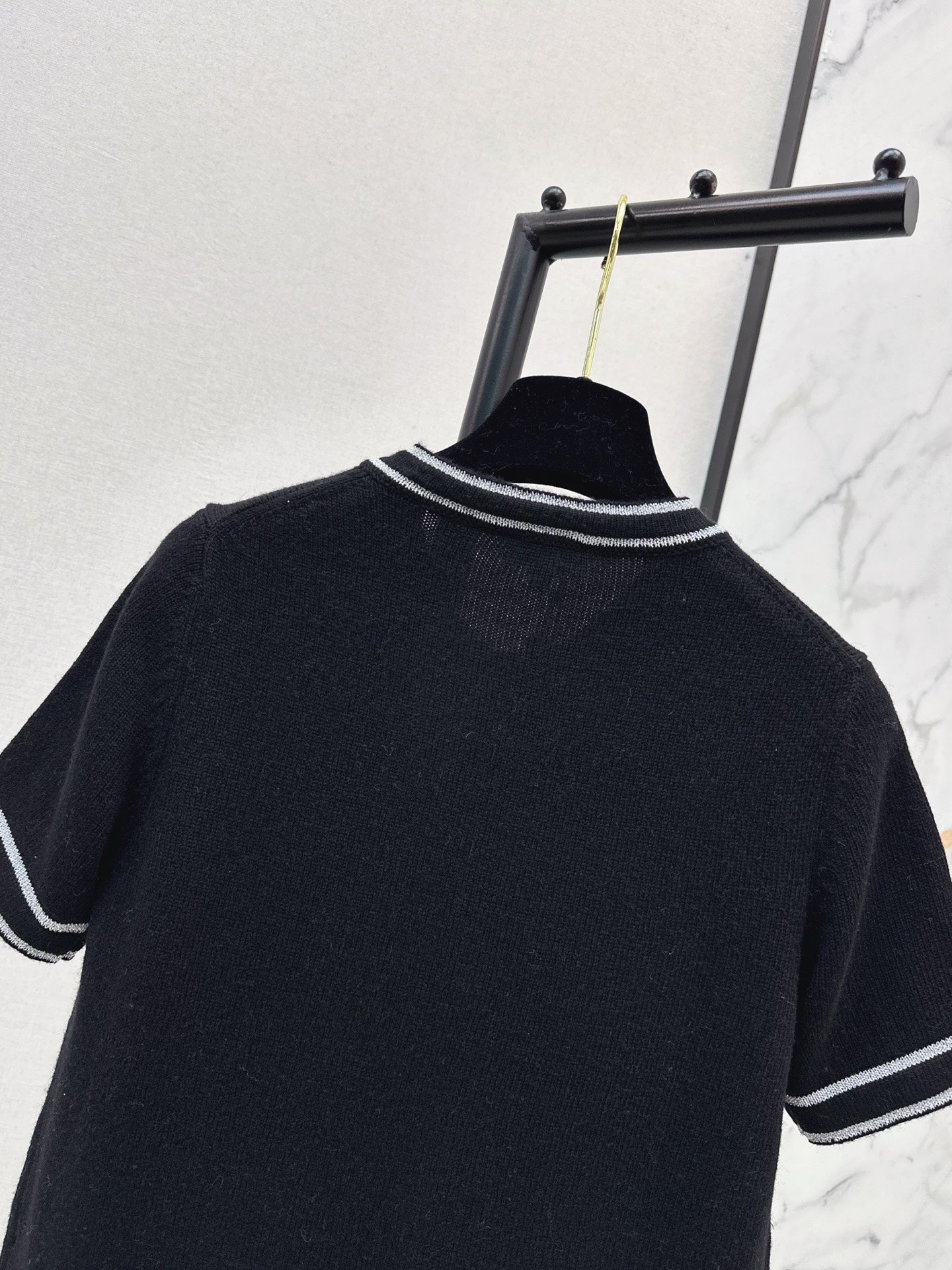 25 early autumn new round neck lion head three-dimensional intarsia metal buckle gold stripe short-sleeved cardigan