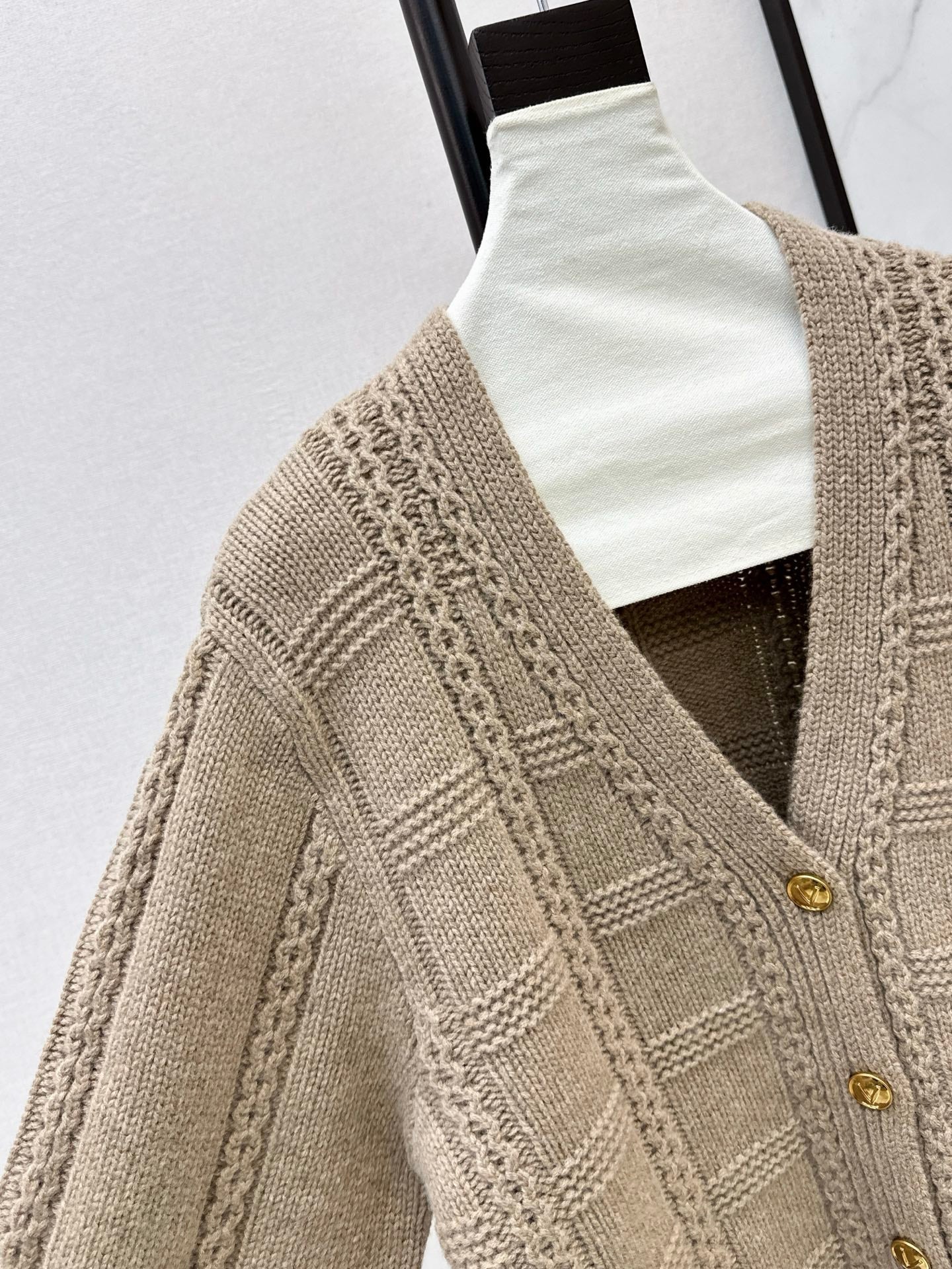 25FW latest three-dimensional crocheted V-neck cardigan