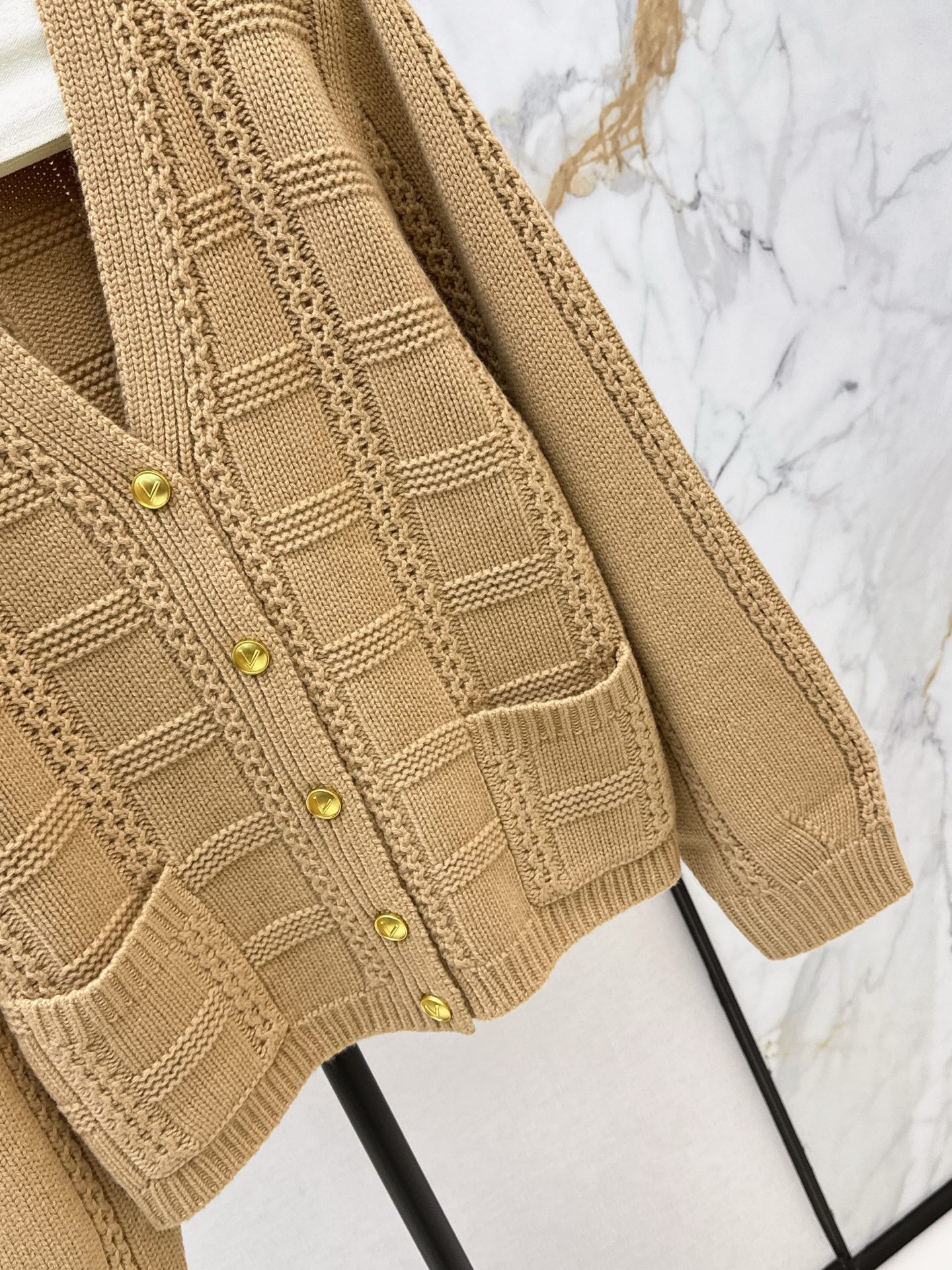 25FW latest three-dimensional crocheted V-neck cardigan