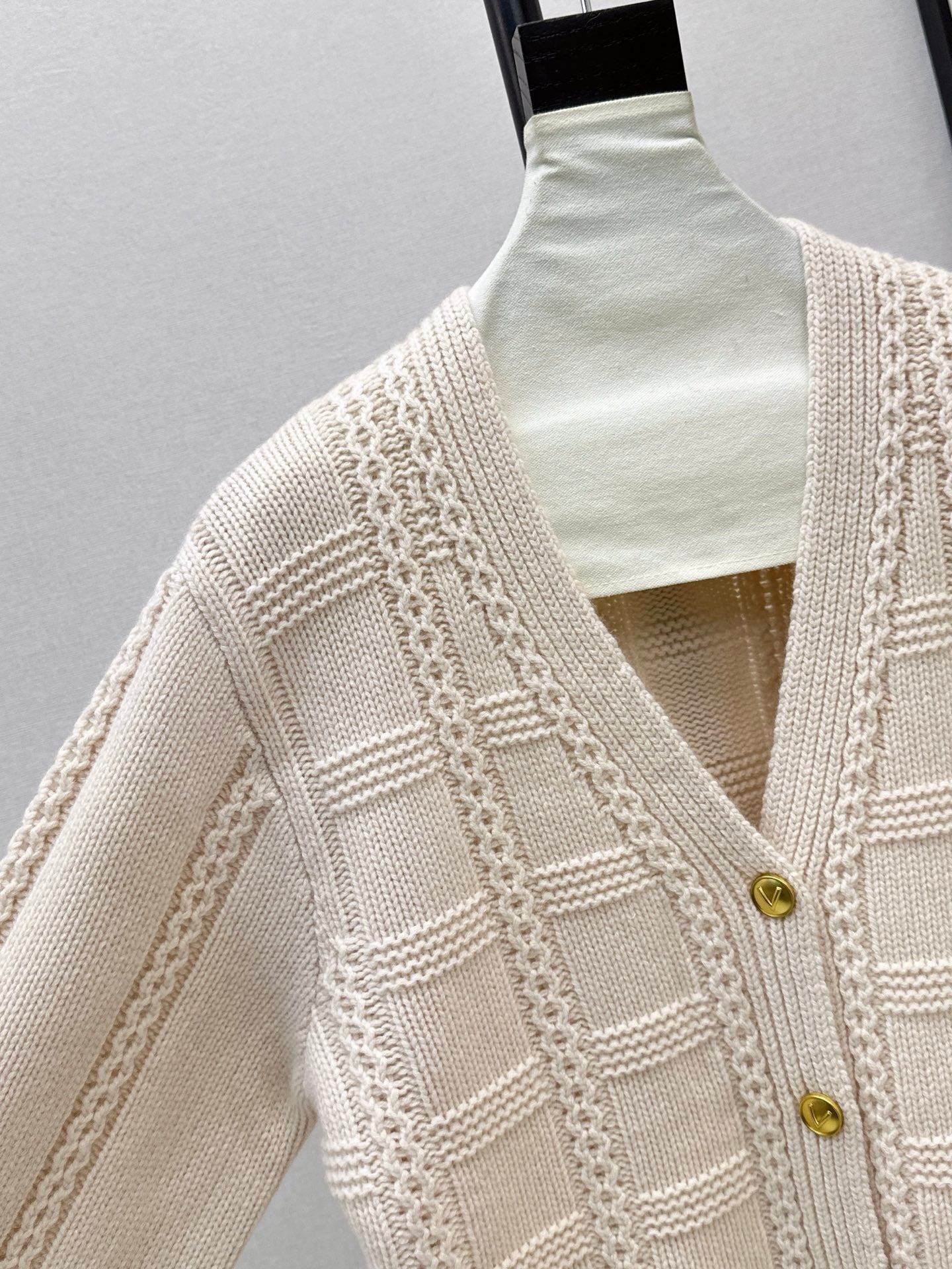 25FW latest three-dimensional crocheted V-neck cardigan