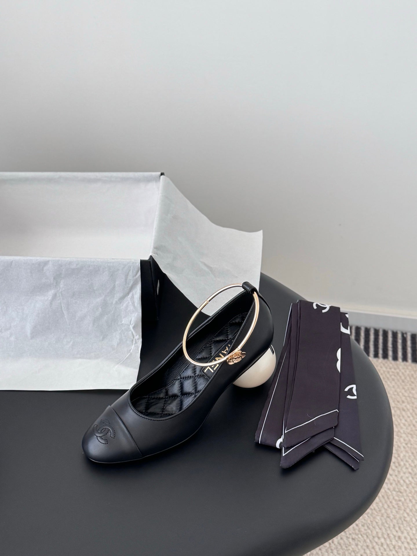 26C series color-blocked bow ribbon anklet giant pearl high heels (height: 7cm)