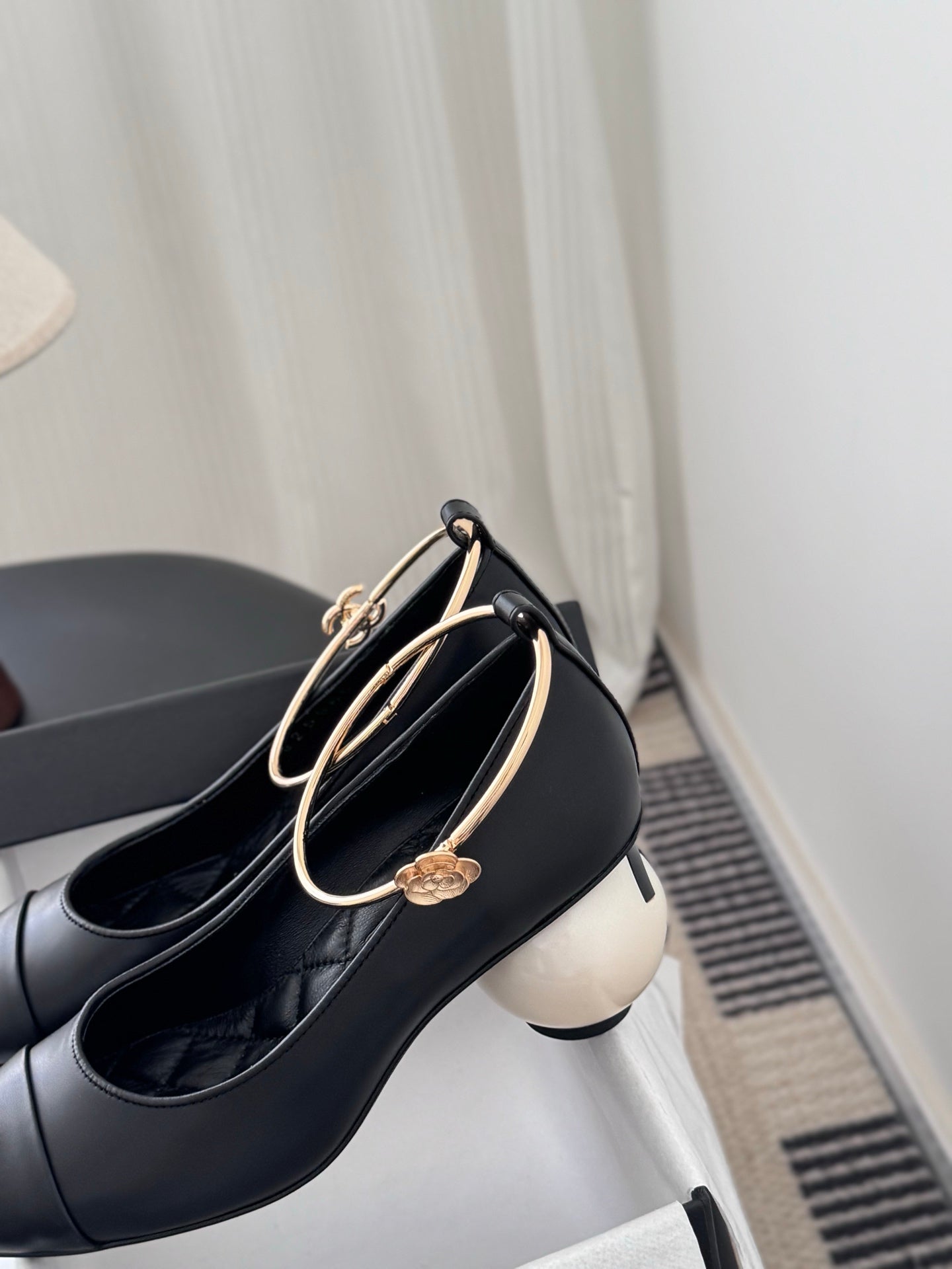 26C series color-blocked bow ribbon anklet giant pearl high heels (height: 7cm)