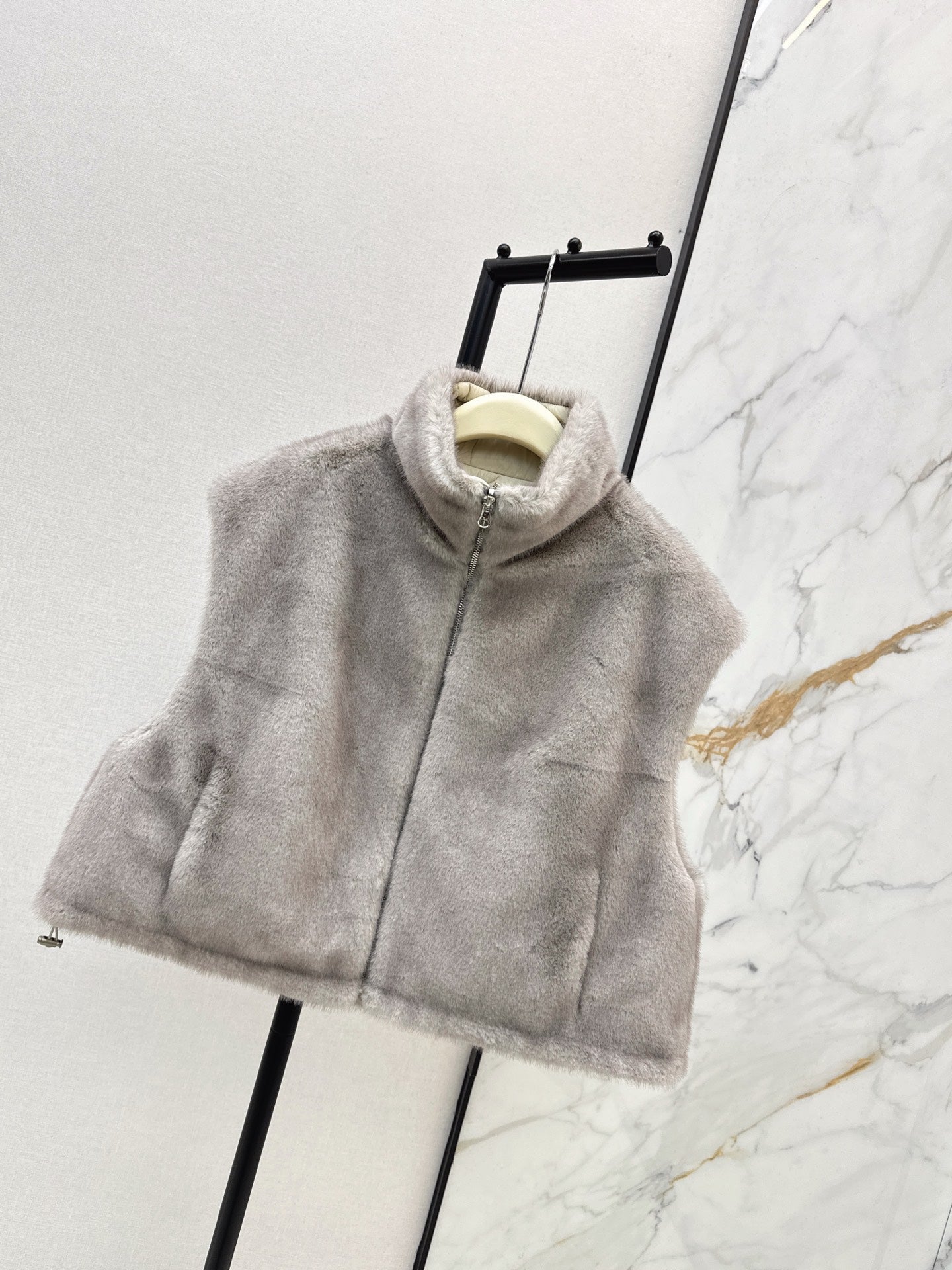 25FW reversible faux fur vest jacket