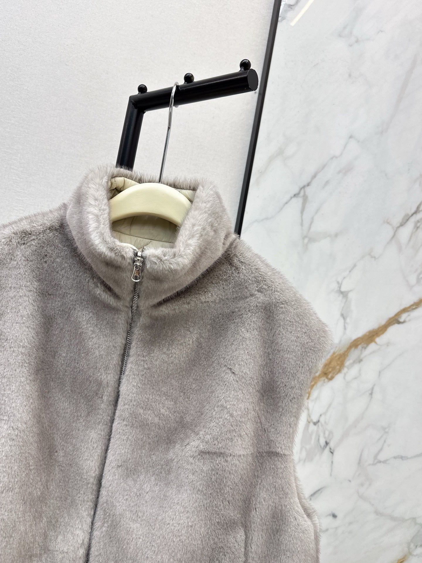 25FW reversible faux fur vest jacket