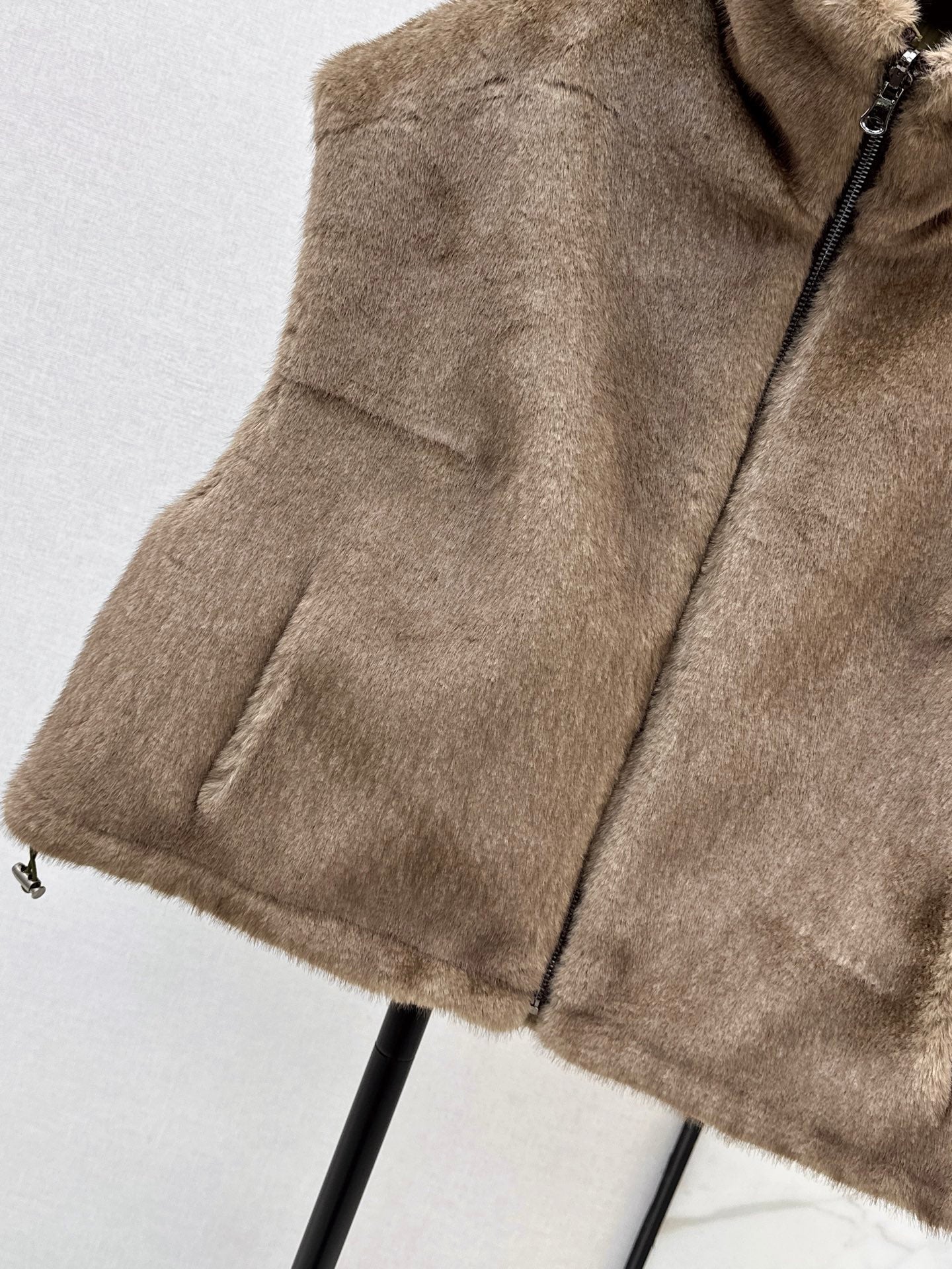 25FW reversible faux fur vest jacket