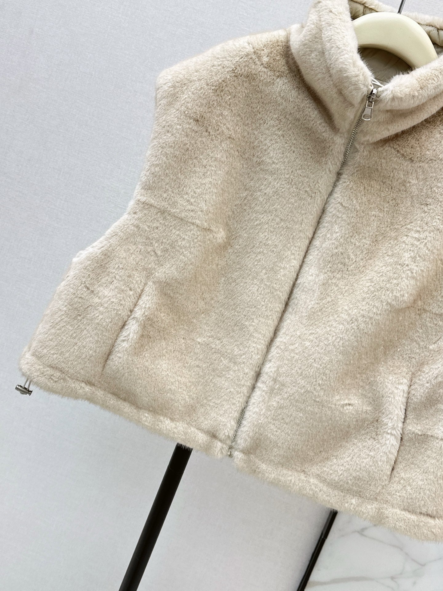 25FW reversible faux fur vest jacket