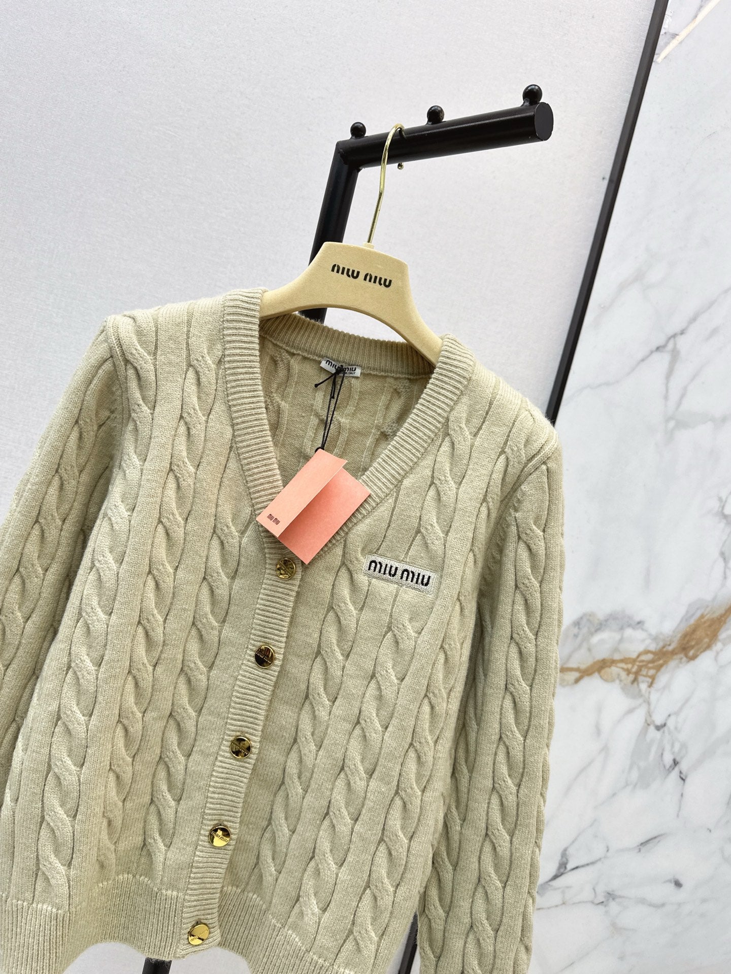 25FW NEW cable knit cardigan