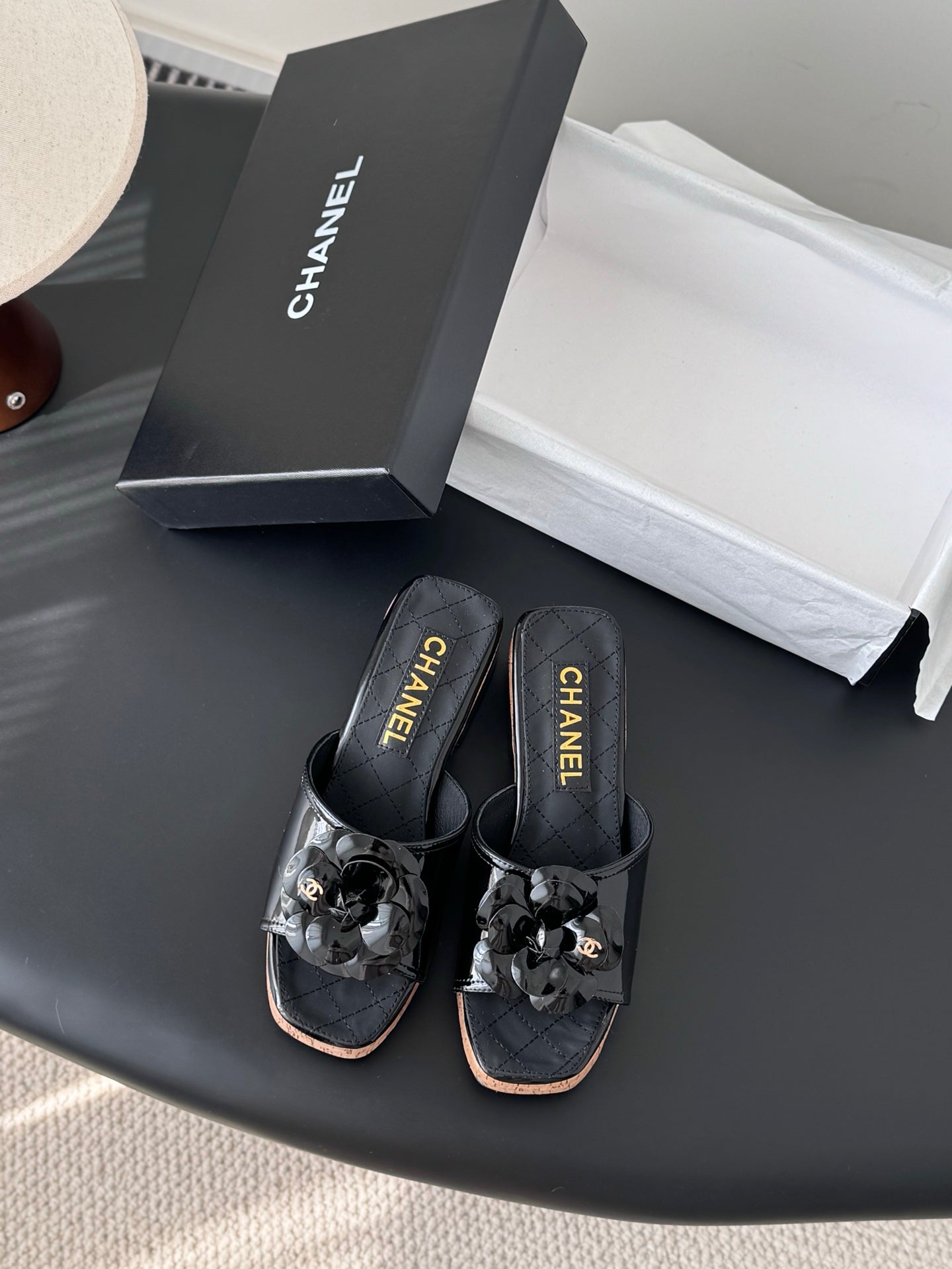 26SS Kamelien-Sandalen mit seitlichen Riemen