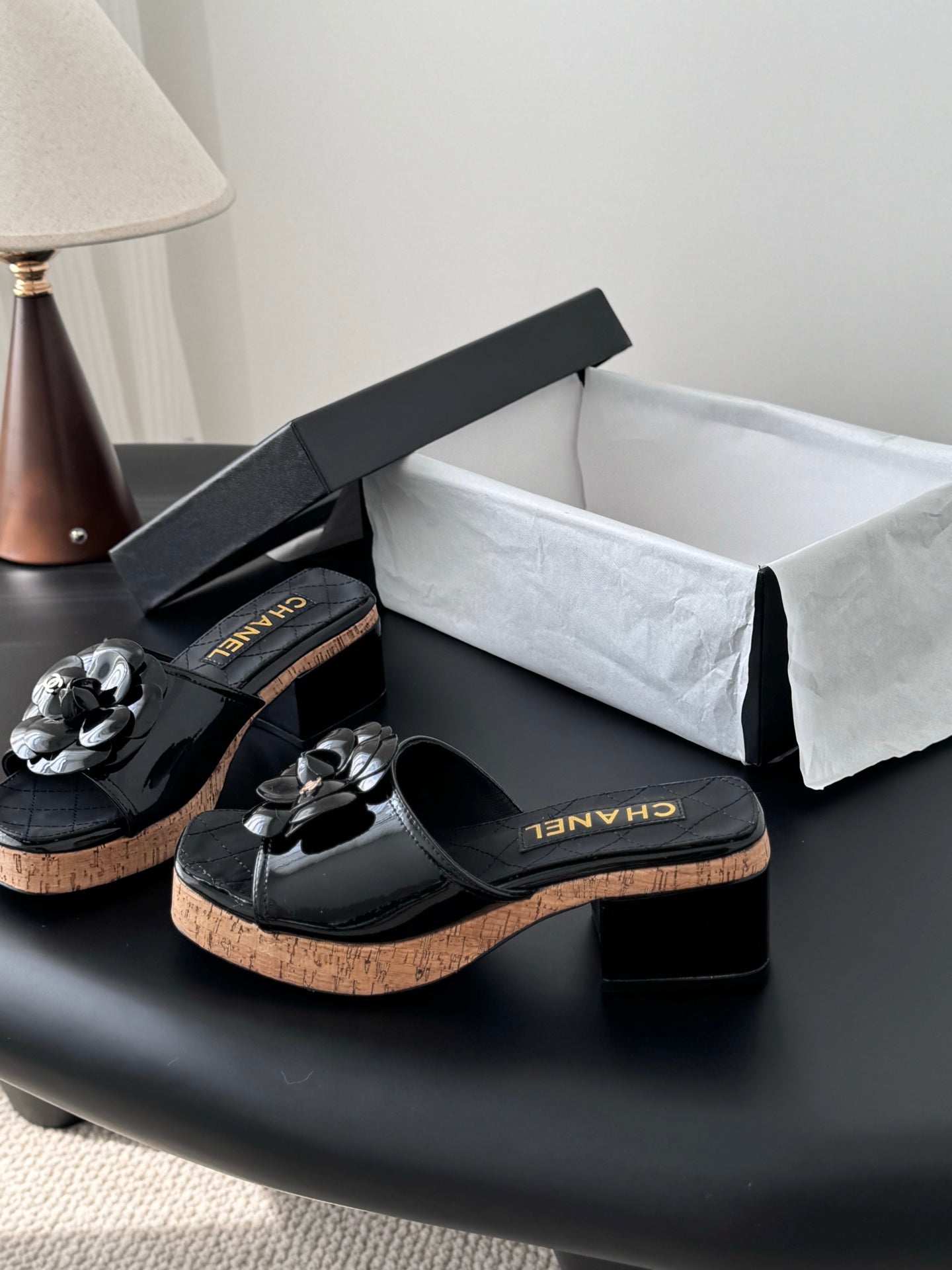26SS Kamelien-Sandalen mit seitlichen Riemen