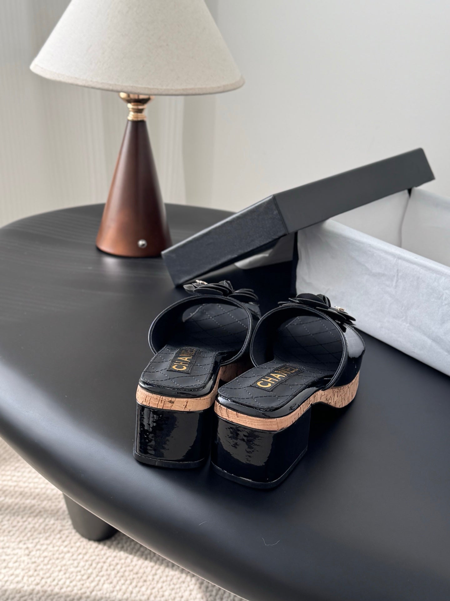 26SS Kamelien-Sandalen mit seitlichen Riemen