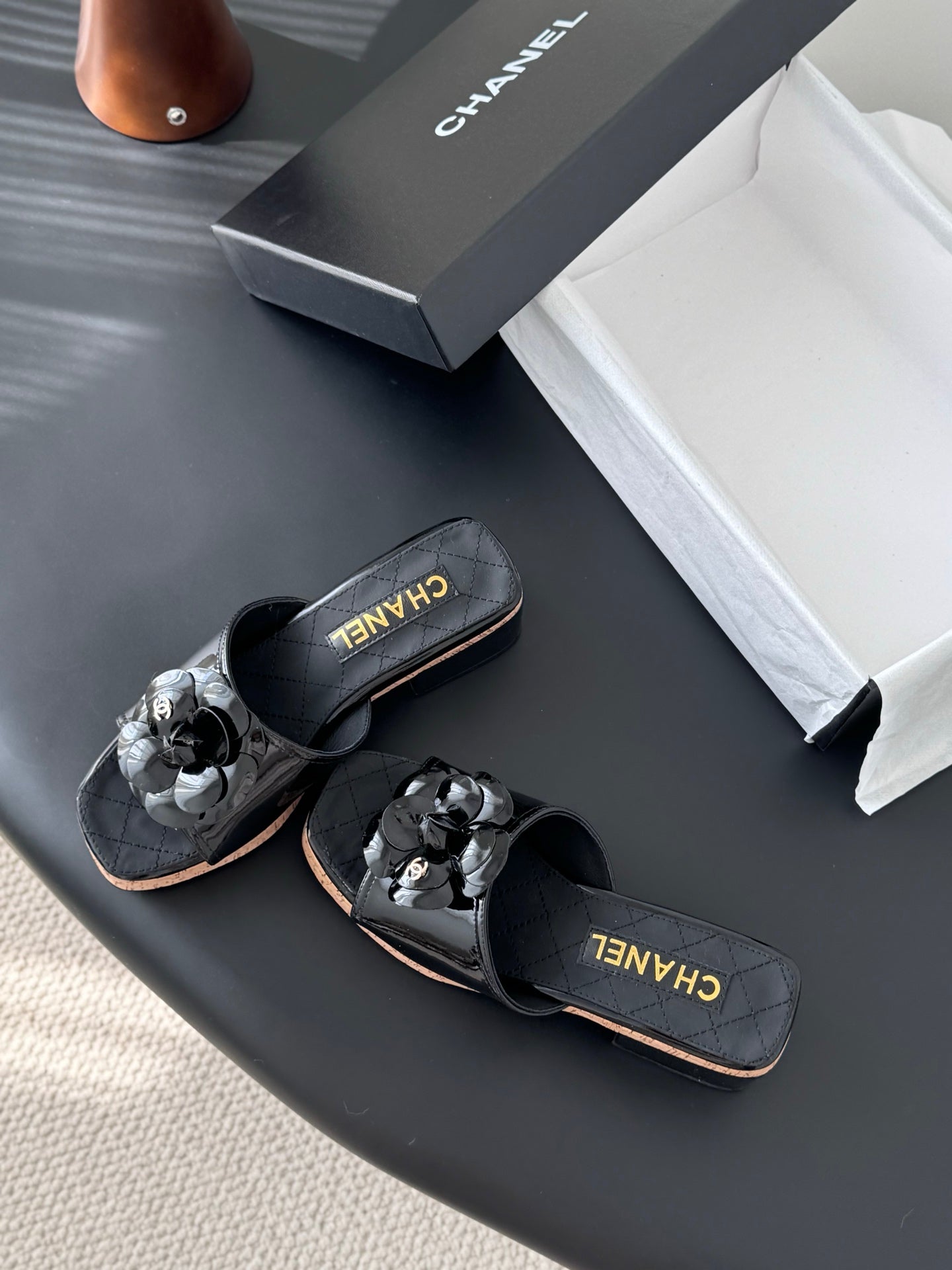 26SS Kamelien-Sandalen mit seitlichen Riemen