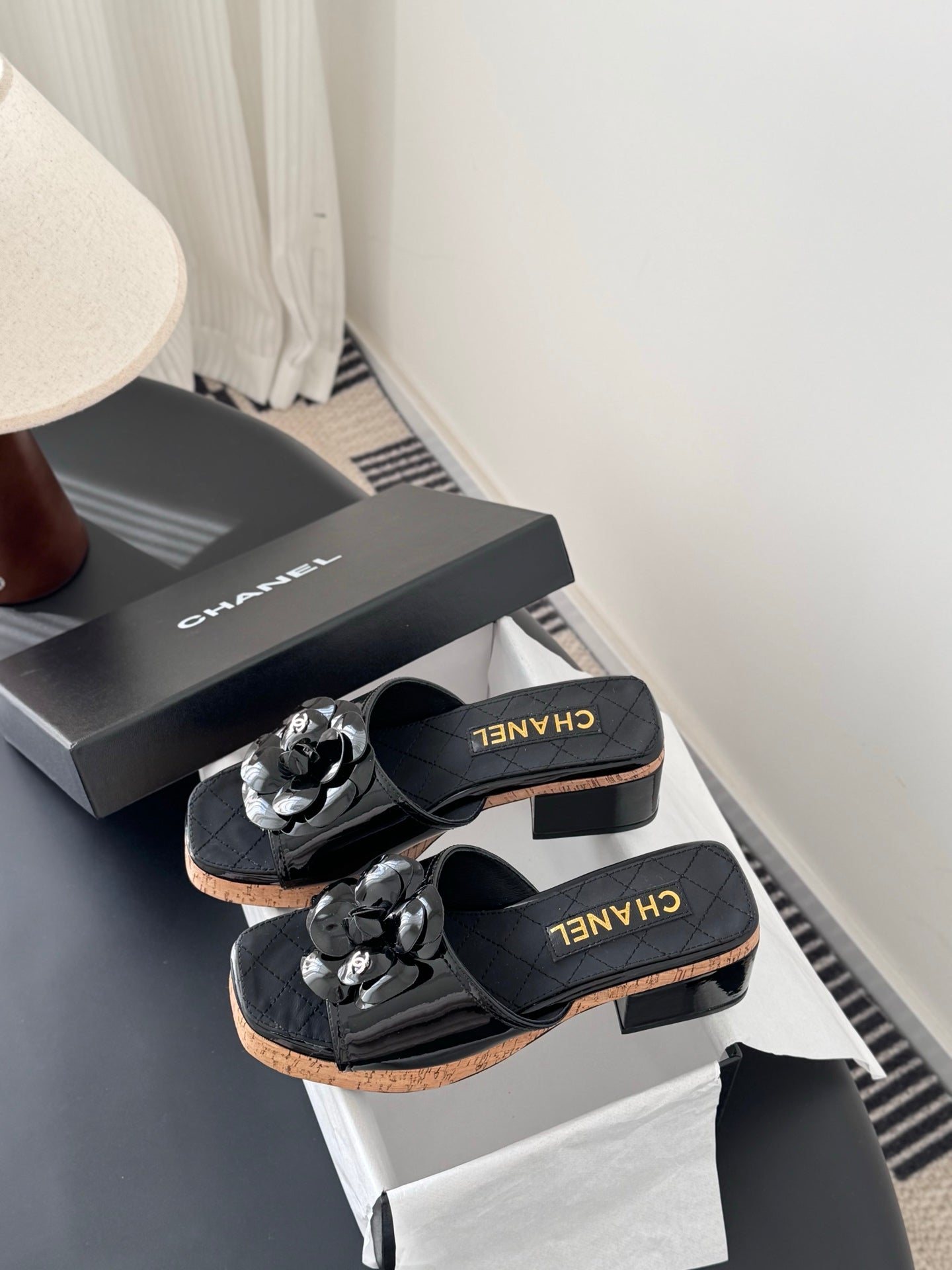 26SS Kamelien-Sandalen mit seitlichen Riemen