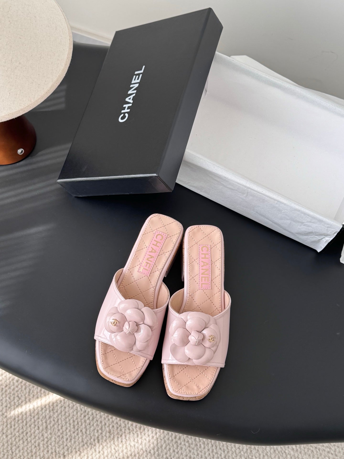 26SS Kamelien-Sandalen mit seitlichen Riemen