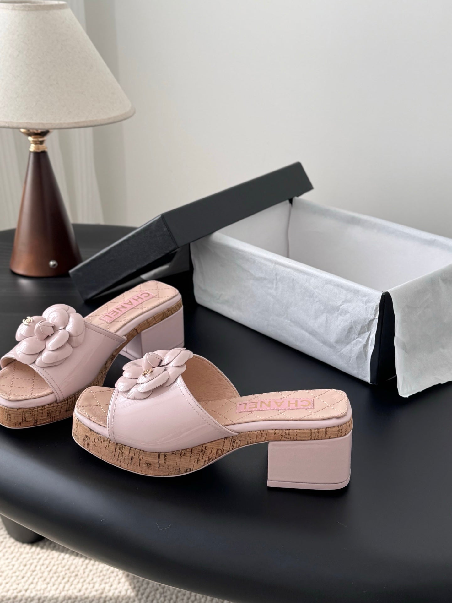 26SS Kamelien-Sandalen mit seitlichen Riemen