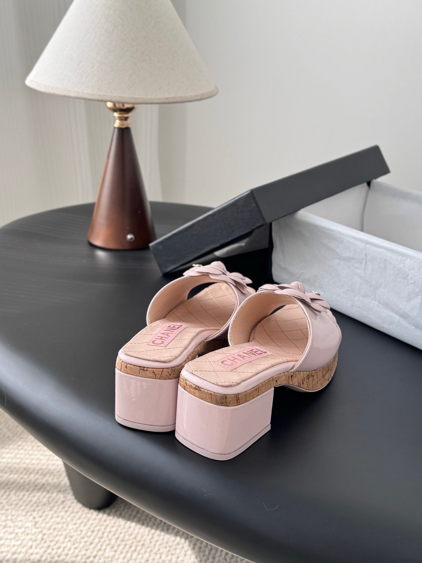 26SS Kamelien-Sandalen mit seitlichen Riemen