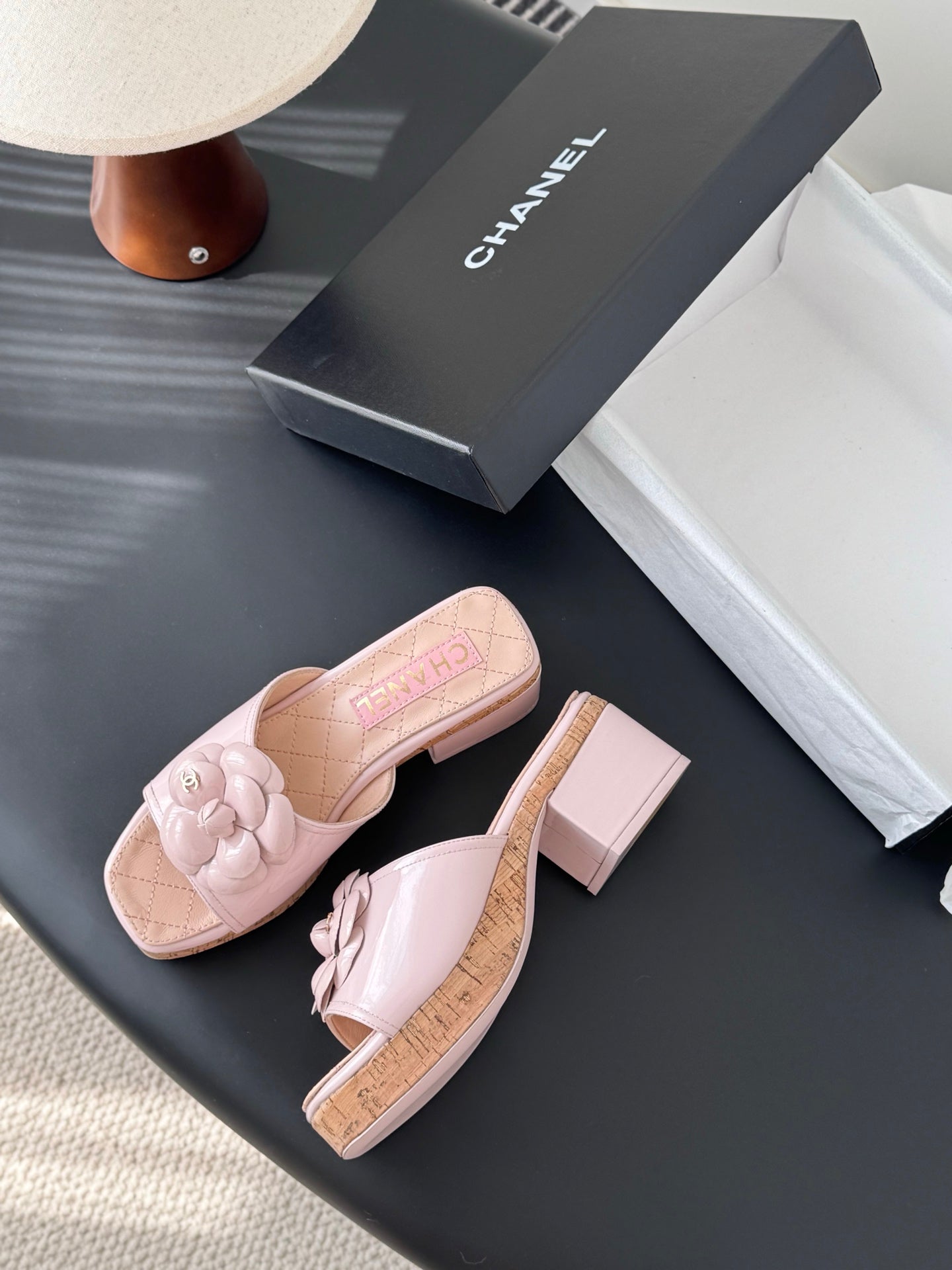 26SS Kamelien-Sandalen mit seitlichen Riemen