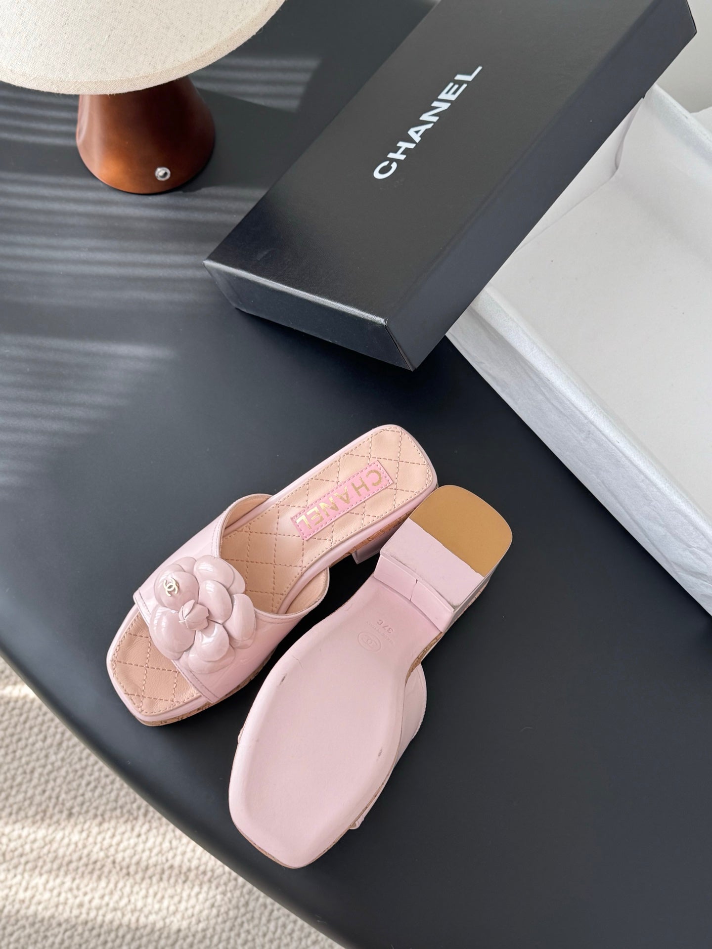 26SS Kamelien-Sandalen mit seitlichen Riemen