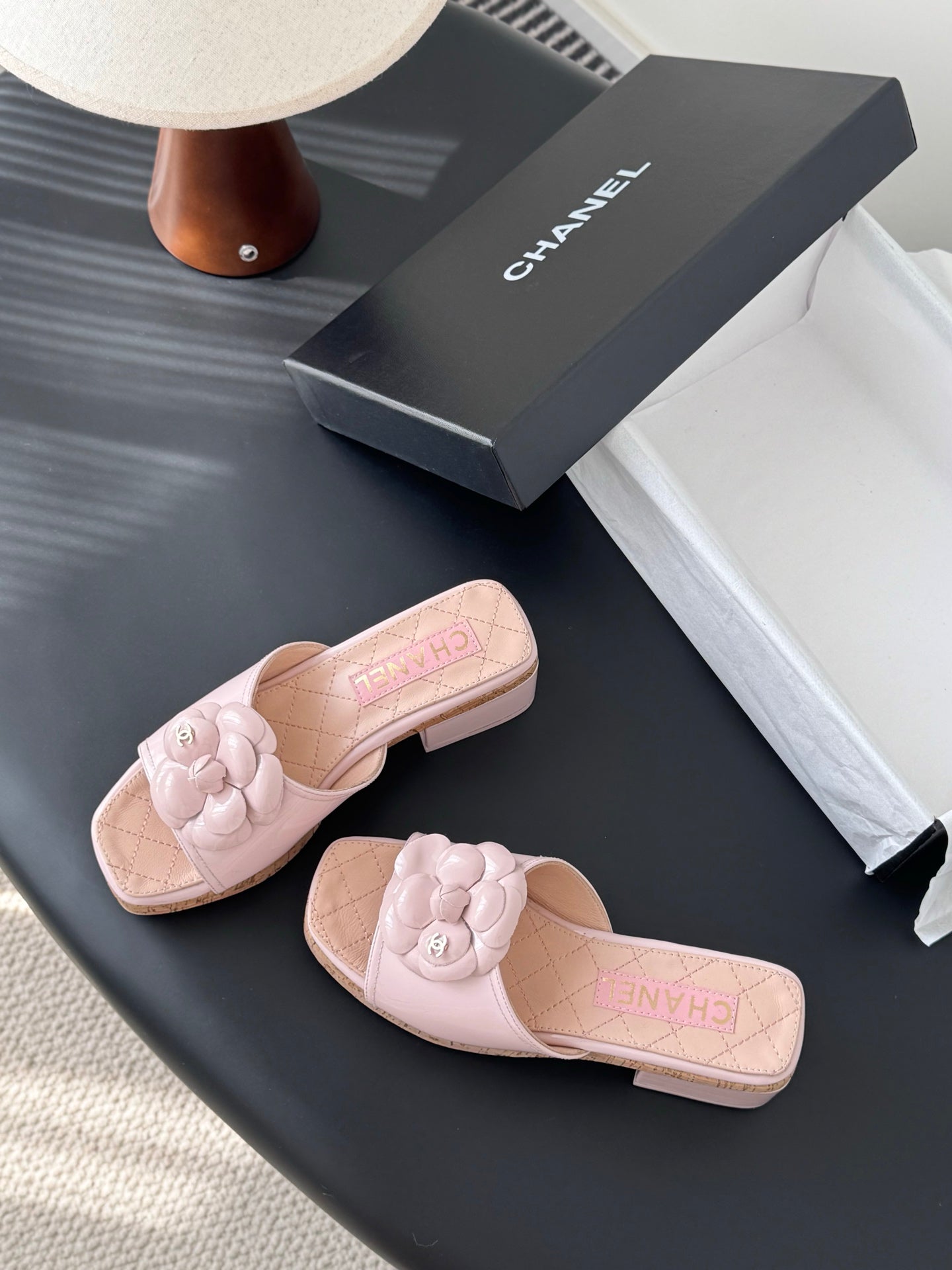 26SS Kamelien-Sandalen mit seitlichen Riemen