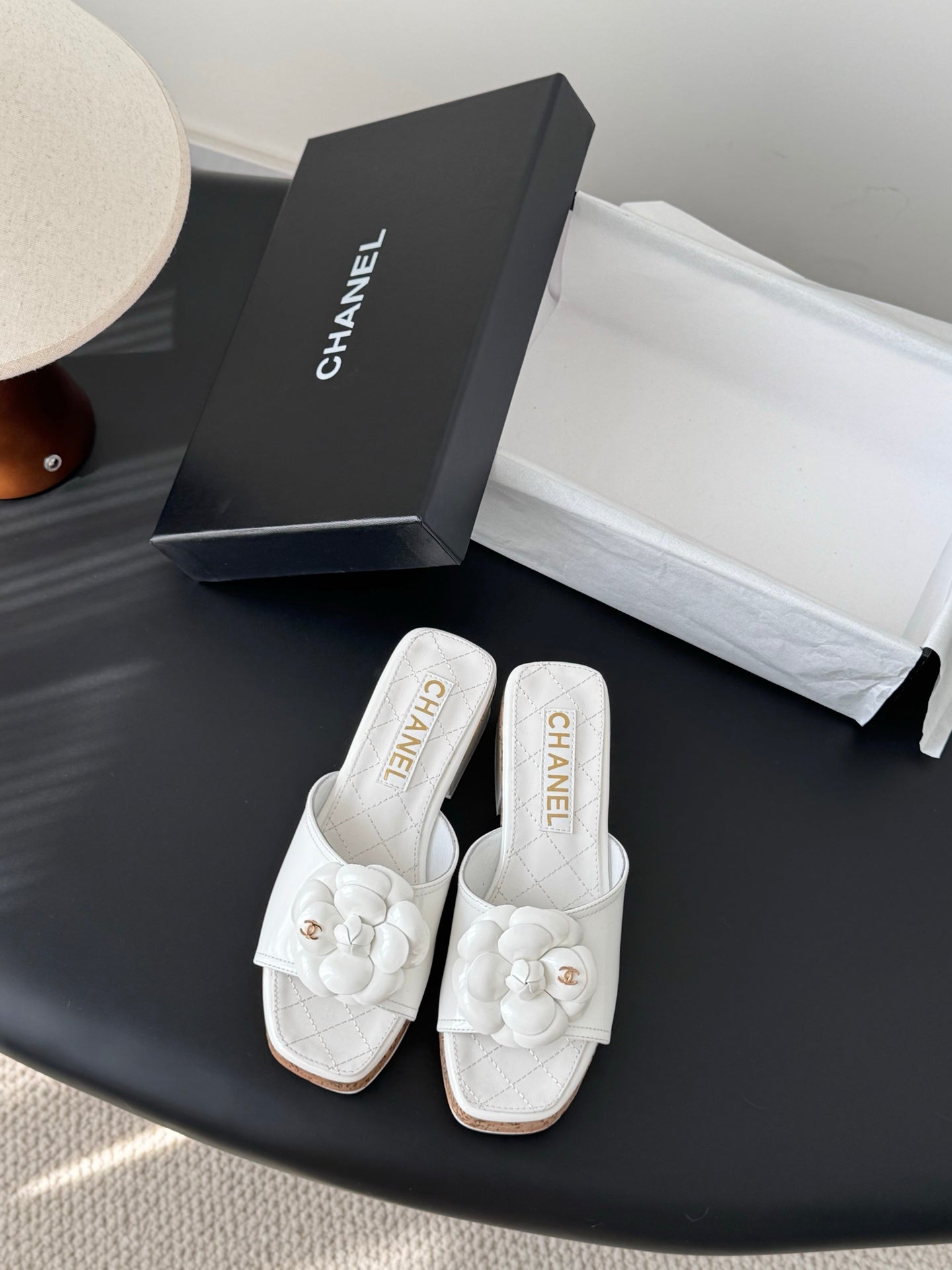26SS Kamelien-Sandalen mit seitlichen Riemen