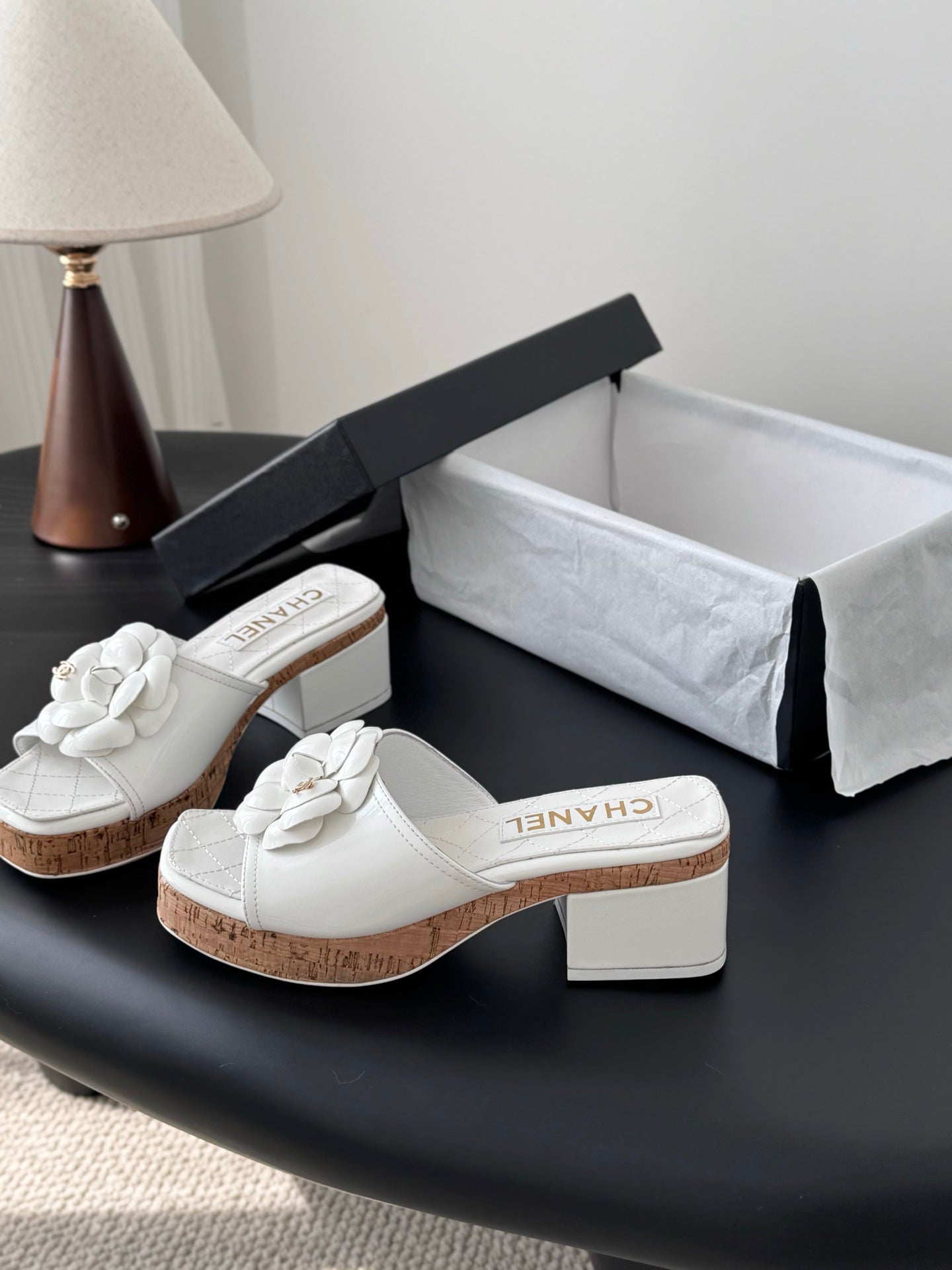 26SS Kamelien-Sandalen mit seitlichen Riemen